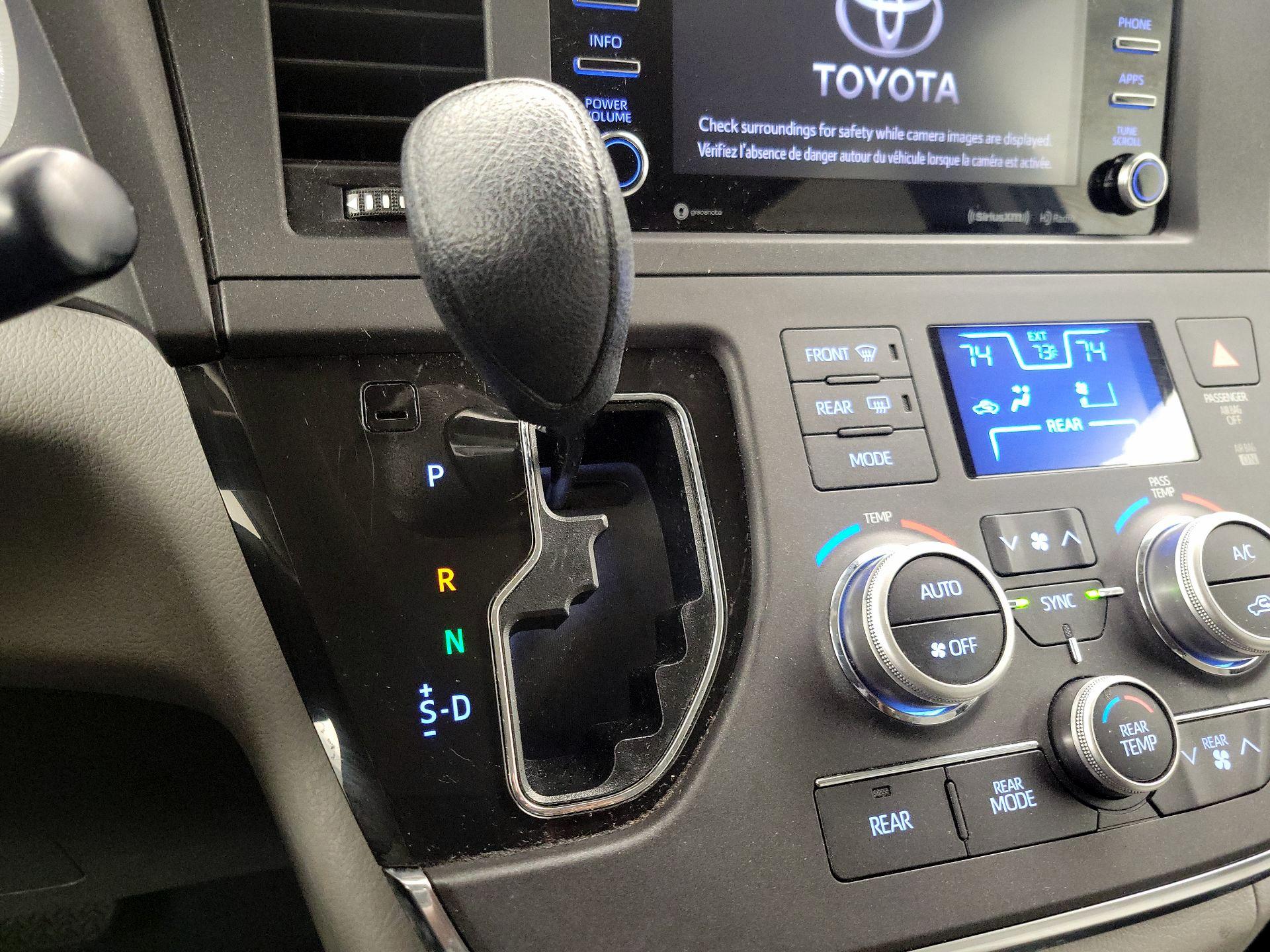 Thumbnail: 2018 Toyota Sienna - 17