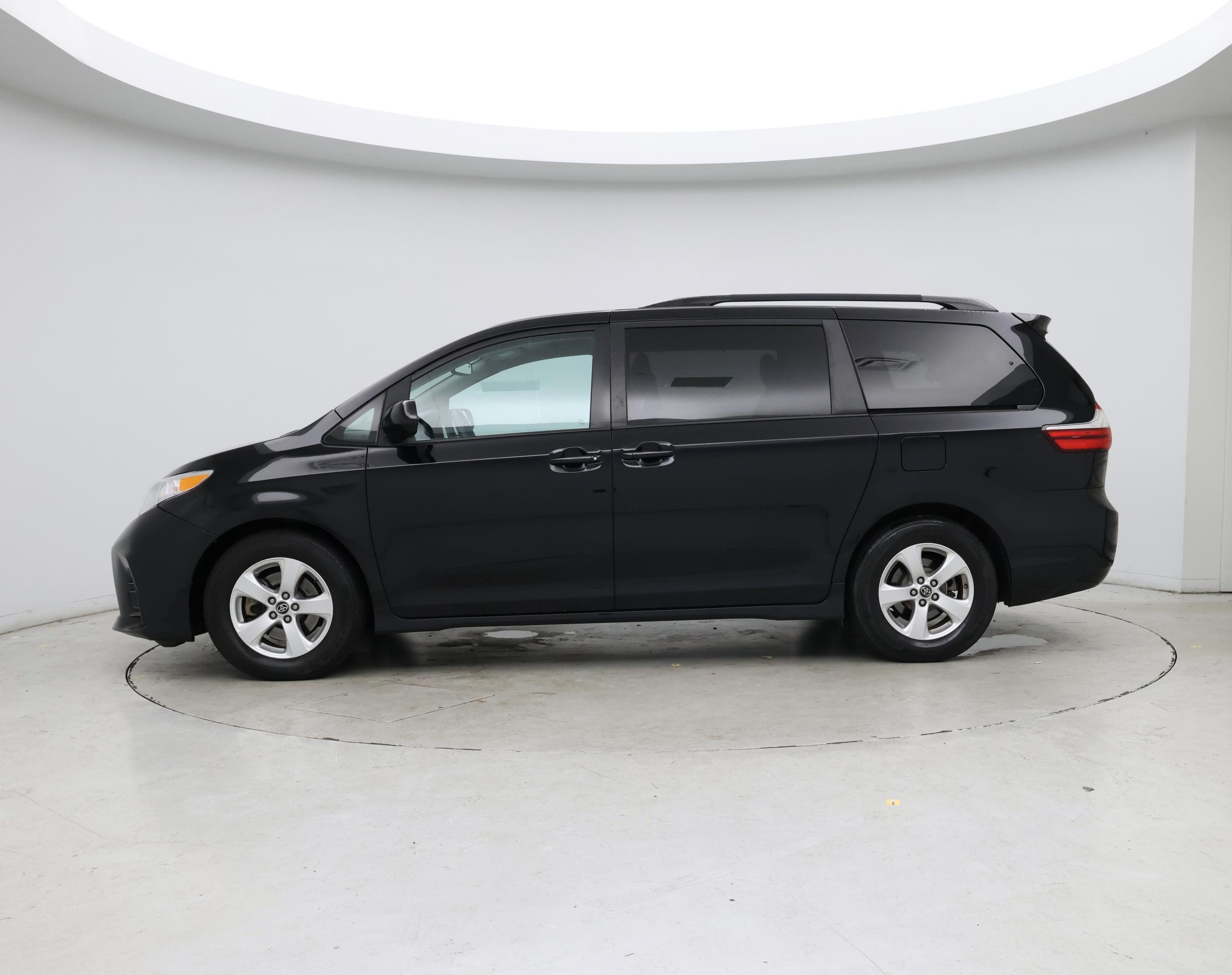 Thumbnail: 2018 Toyota Sienna - 3