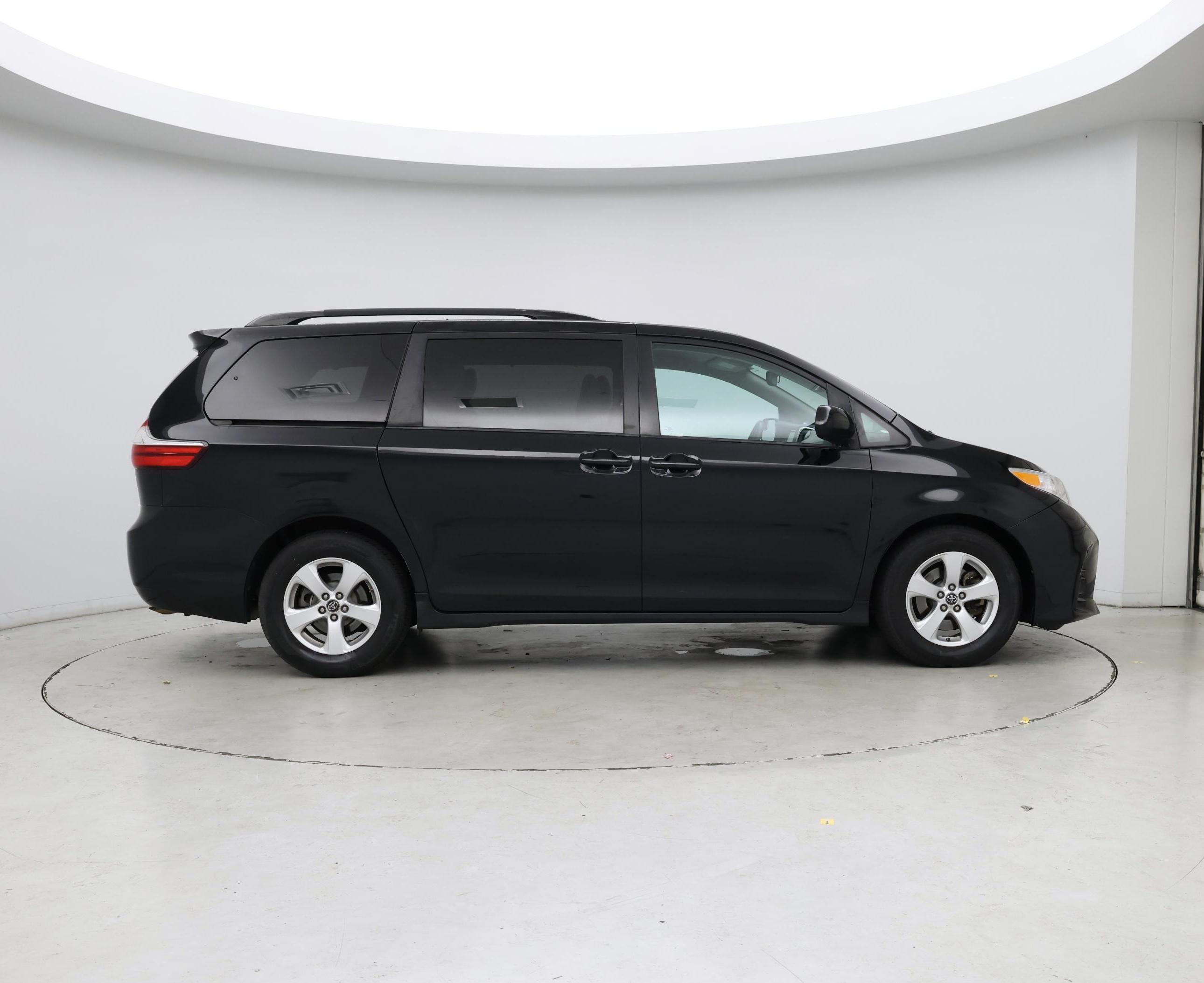 Thumbnail: 2018 Toyota Sienna - 7