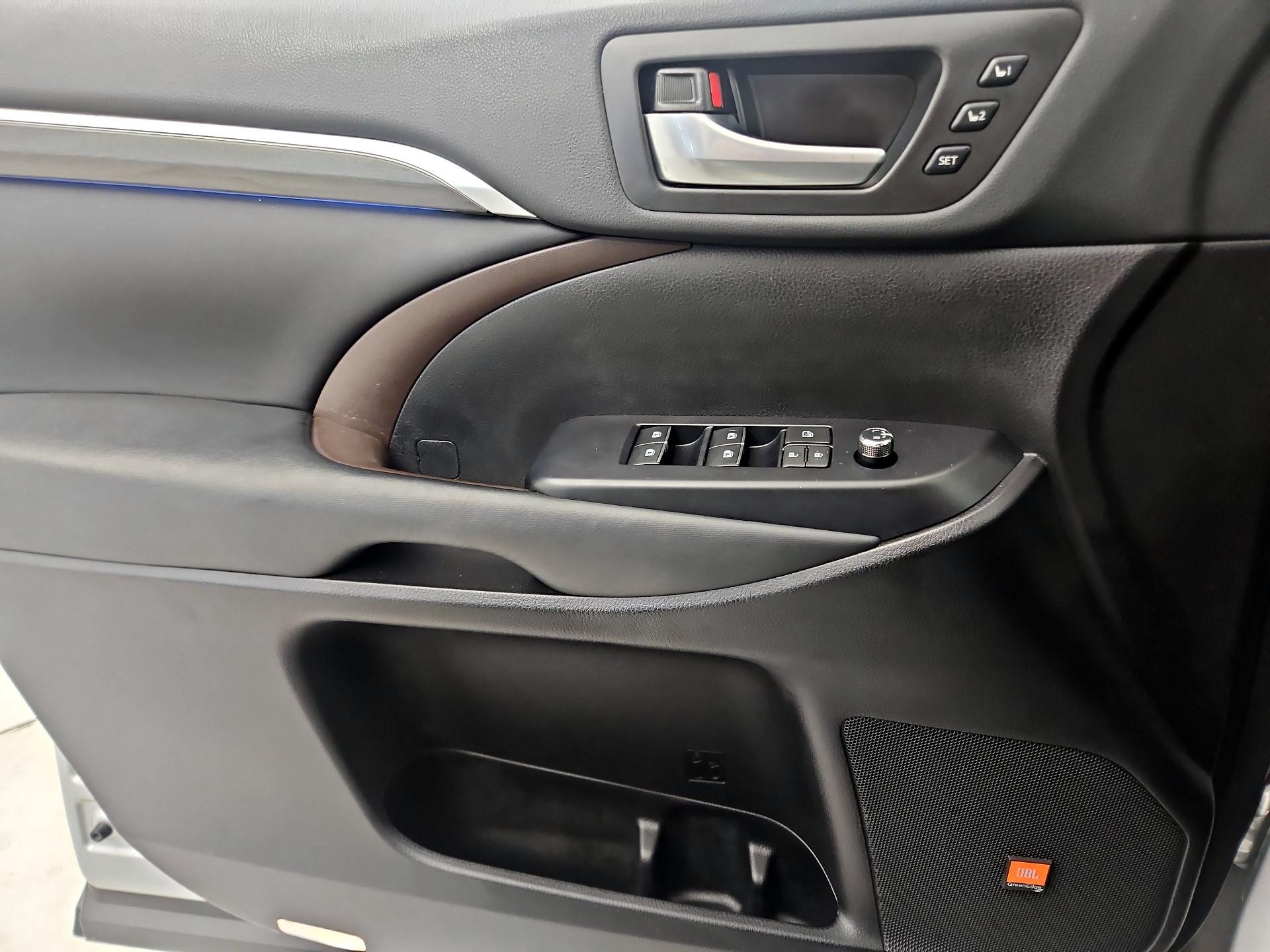 Thumbnail: 2019 Toyota Highlander - 12