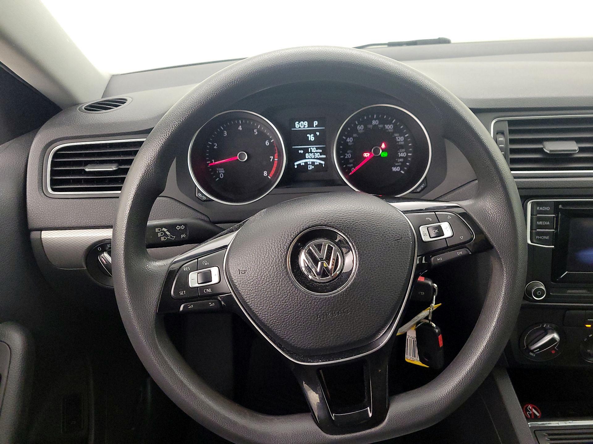 Thumbnail: 2017 Volkswagen Jetta - 10