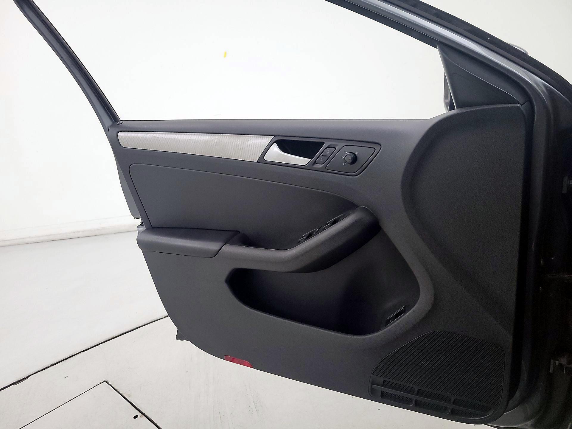 Thumbnail: 2017 Volkswagen Jetta - 12