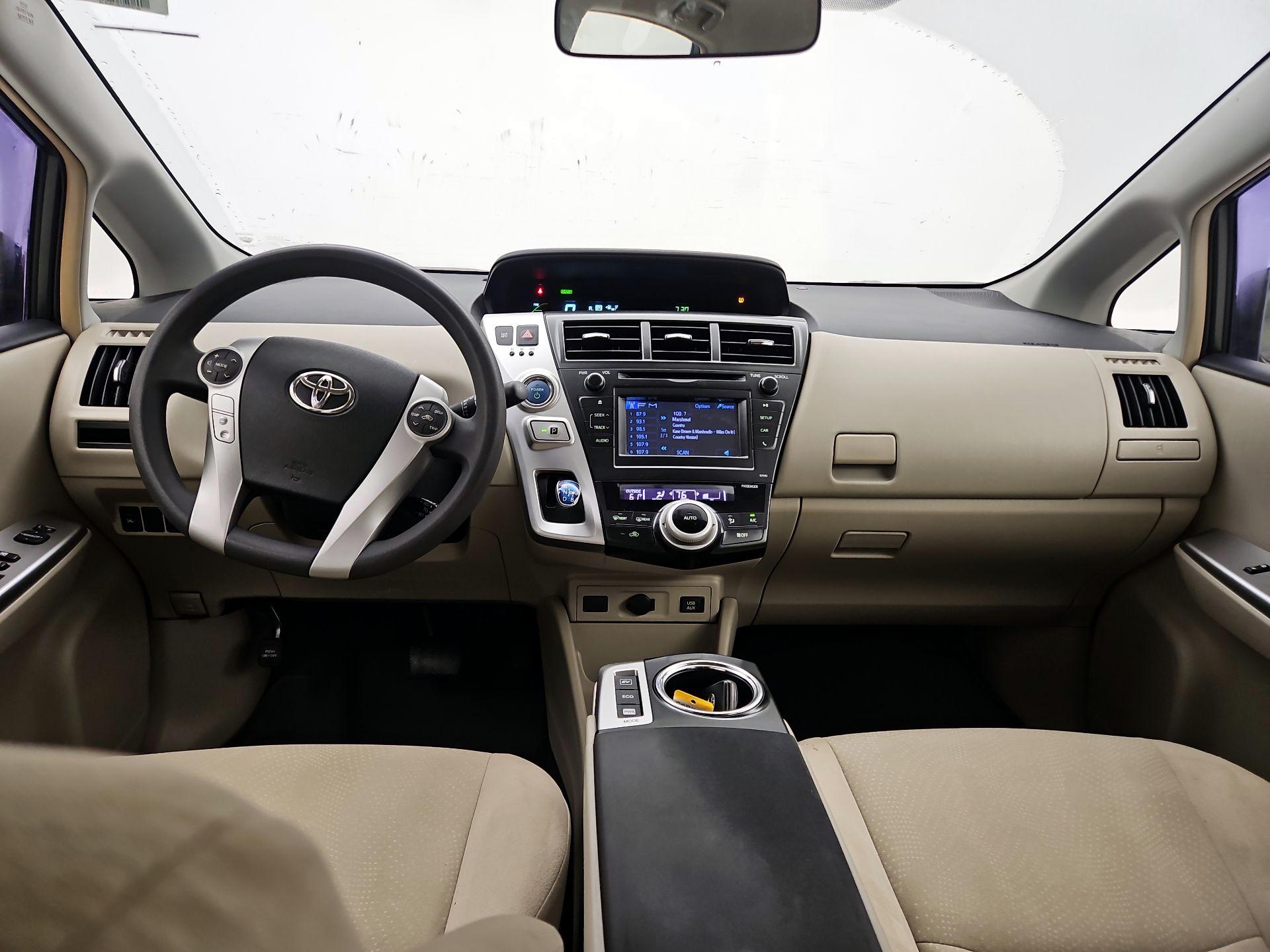 Thumbnail: 2014 Toyota Prius v - 9