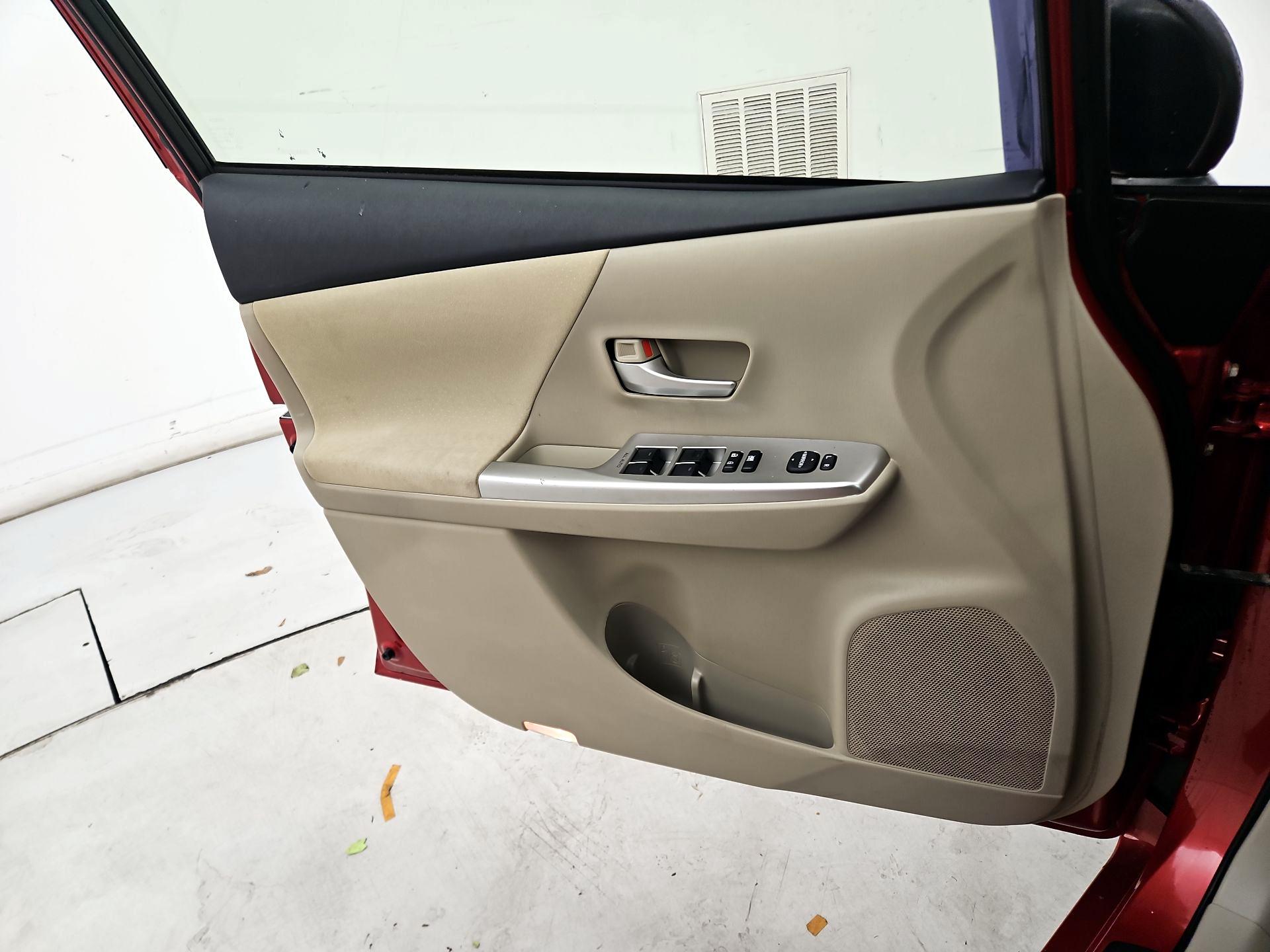 Thumbnail: 2014 Toyota Prius v - 12