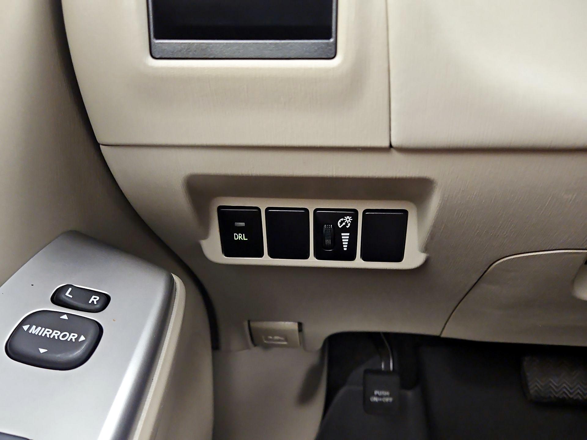 Thumbnail: 2014 Toyota Prius v - 13