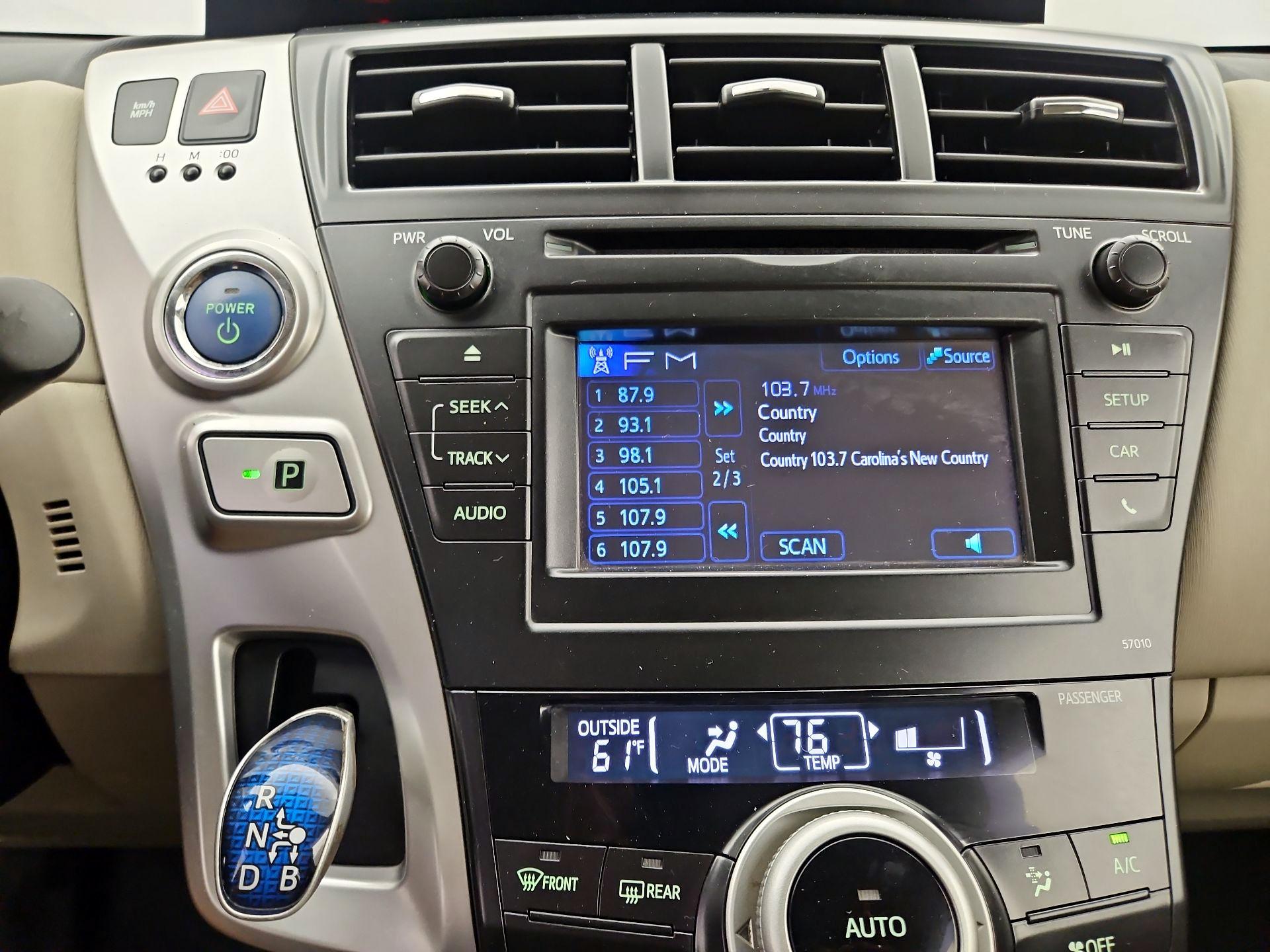Thumbnail: 2014 Toyota Prius v - 15