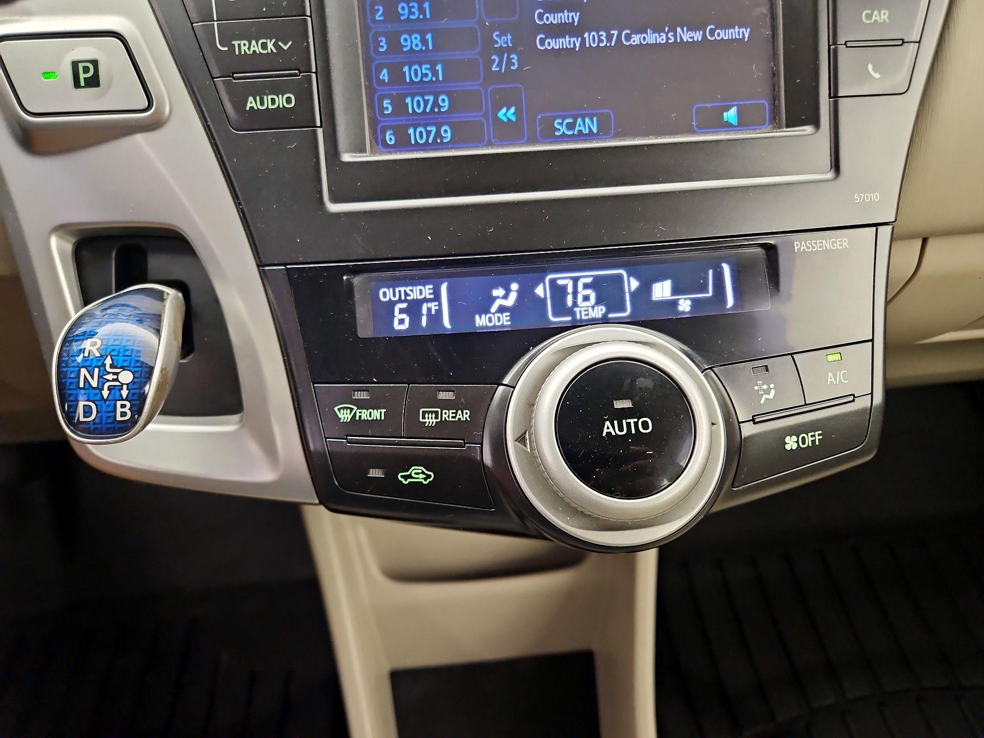 Thumbnail: 2014 Toyota Prius v - 16