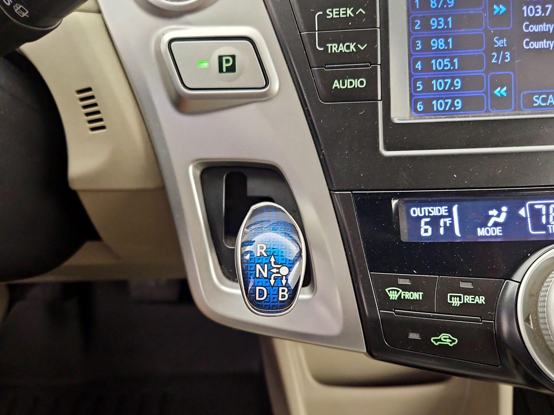 Thumbnail: 2014 Toyota Prius v - 17