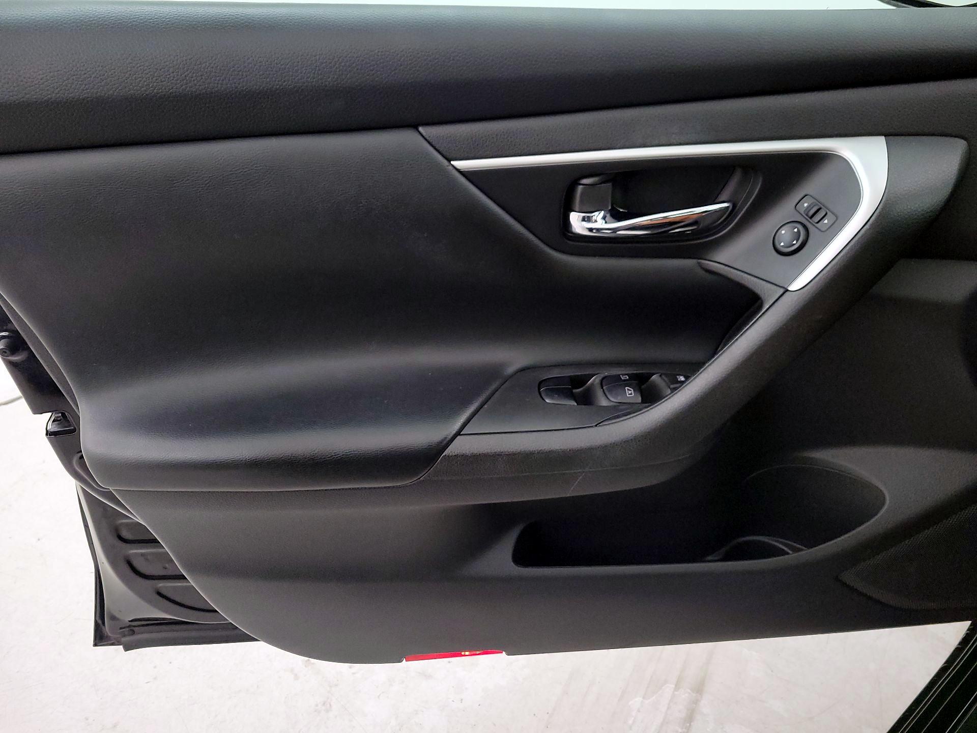 Thumbnail: 2016 Nissan Altima - 12