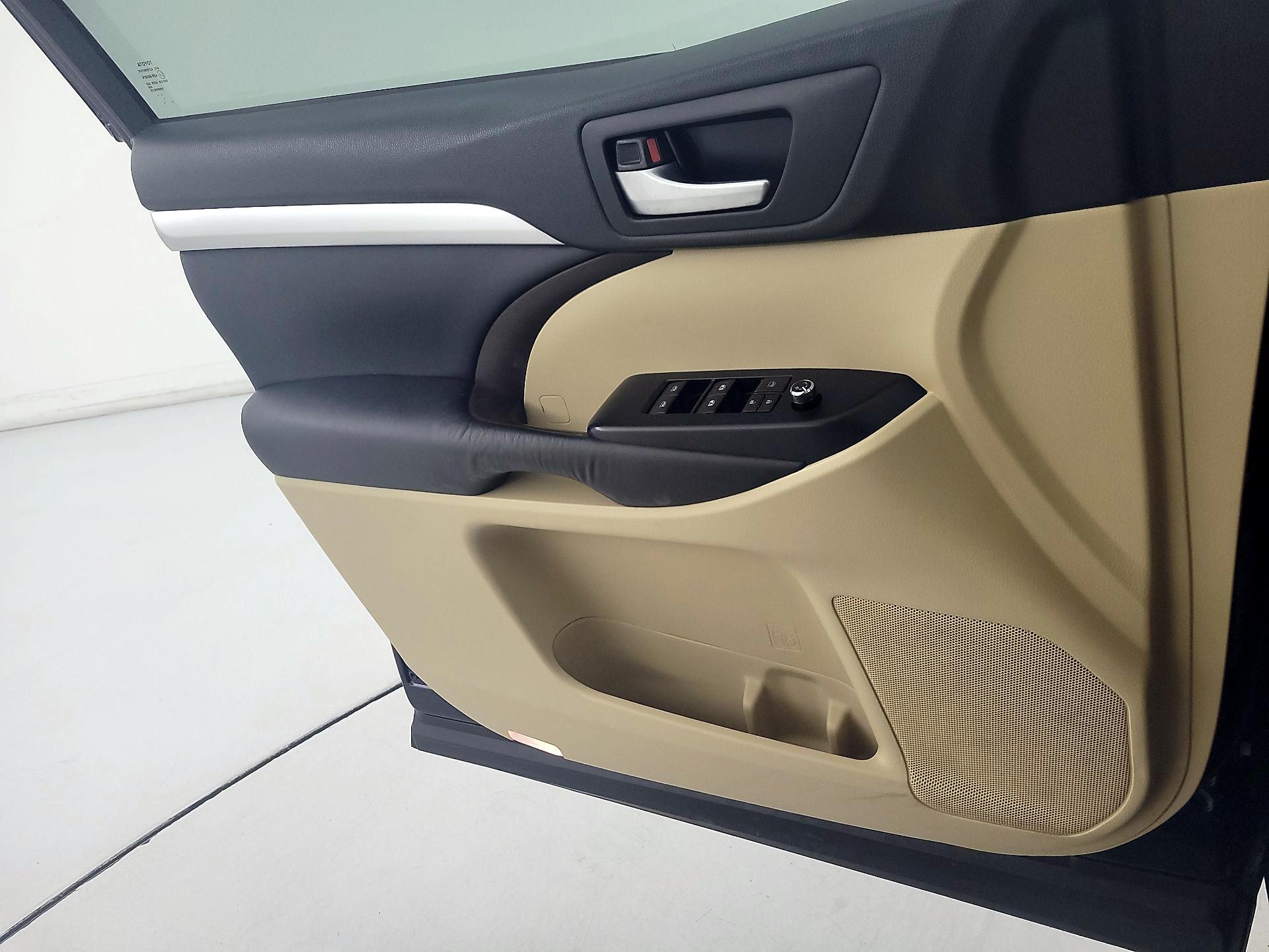 Thumbnail: 2016 Toyota Highlander - 12