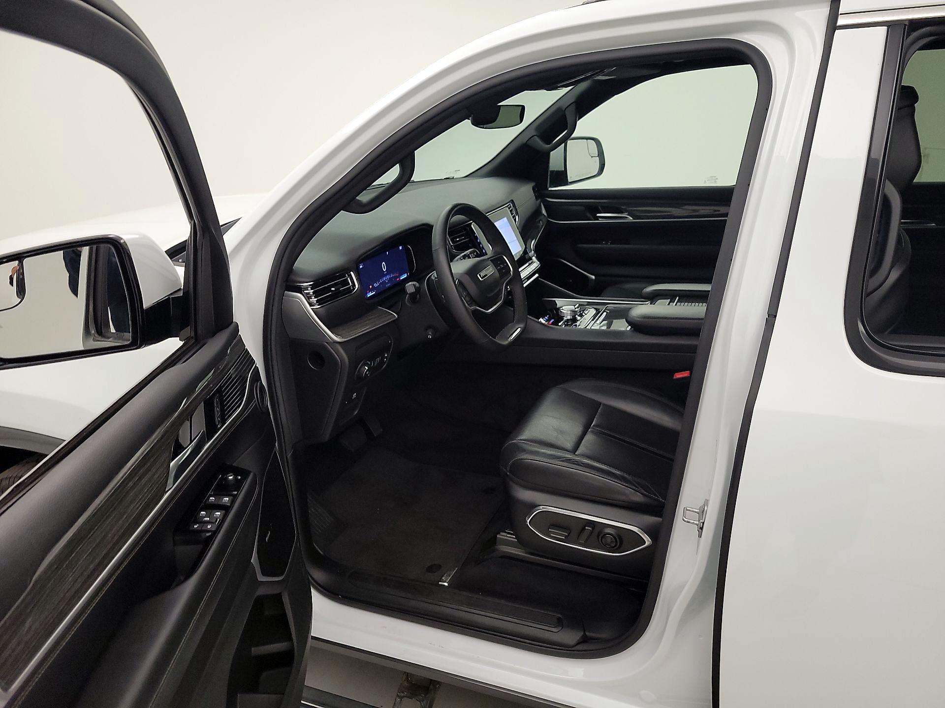 Thumbnail: 2022 Jeep Wagoneer - 11