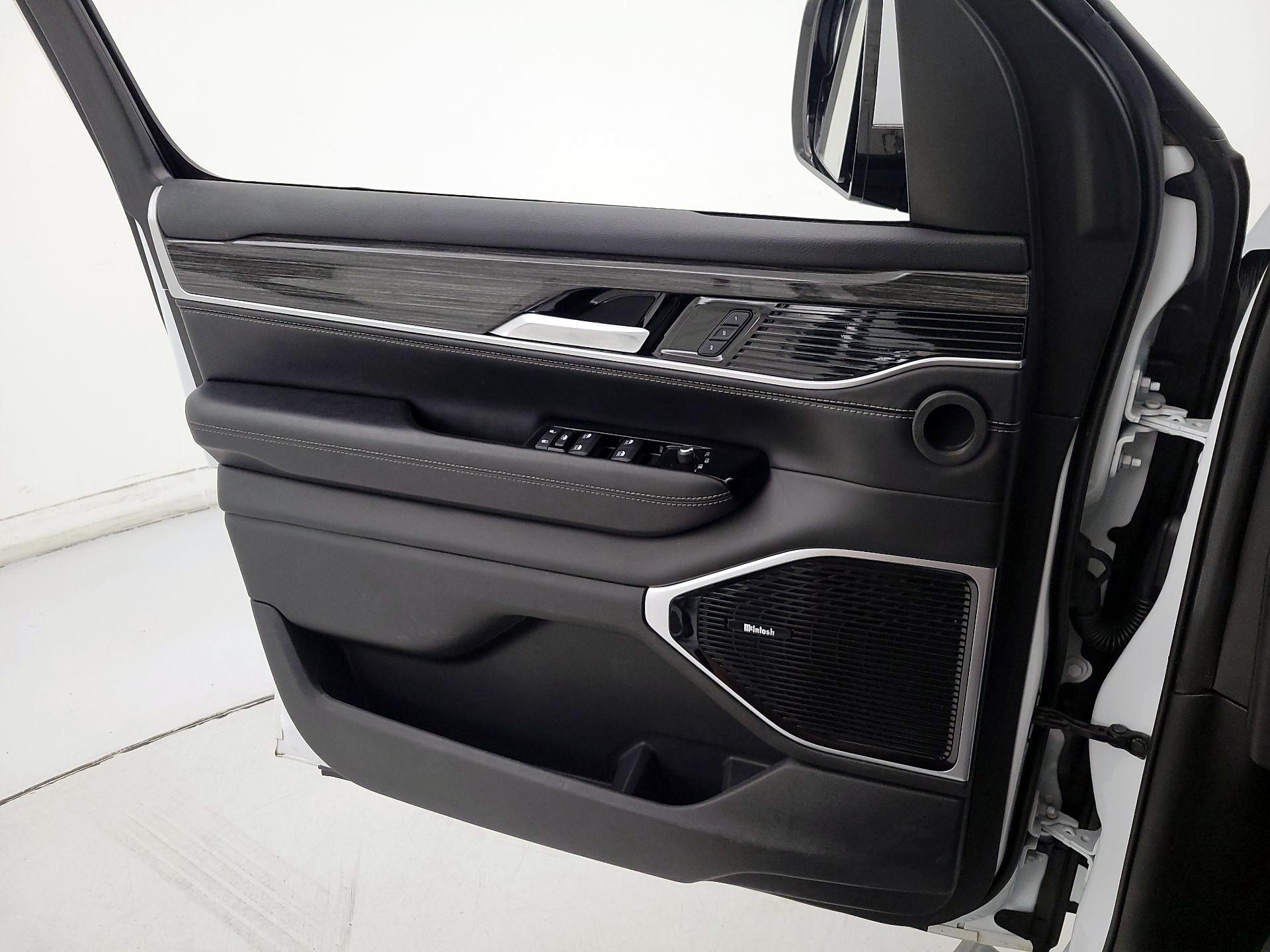 Thumbnail: 2022 Jeep Wagoneer - 12