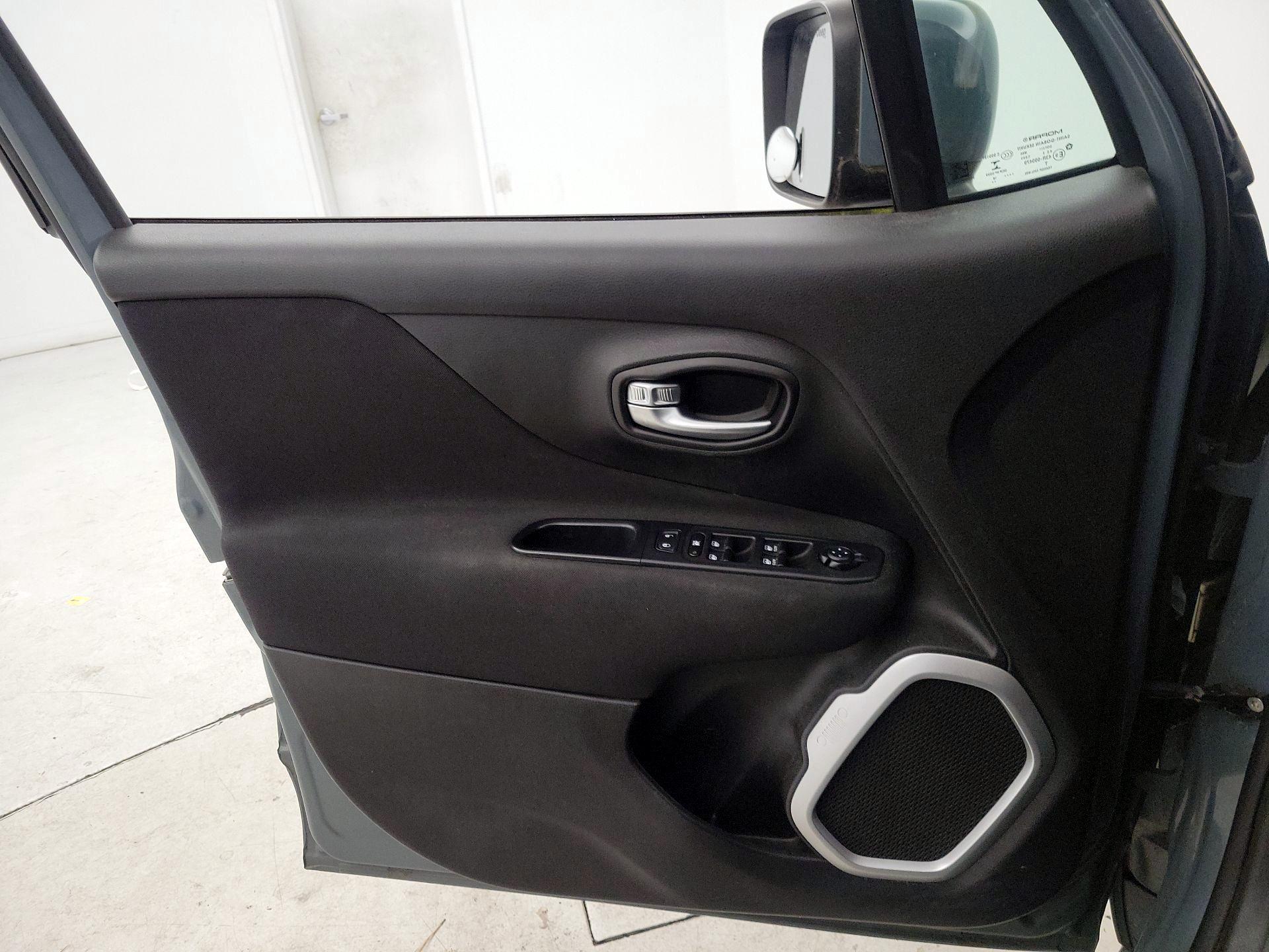 Thumbnail: 2018 Jeep Renegade - 12