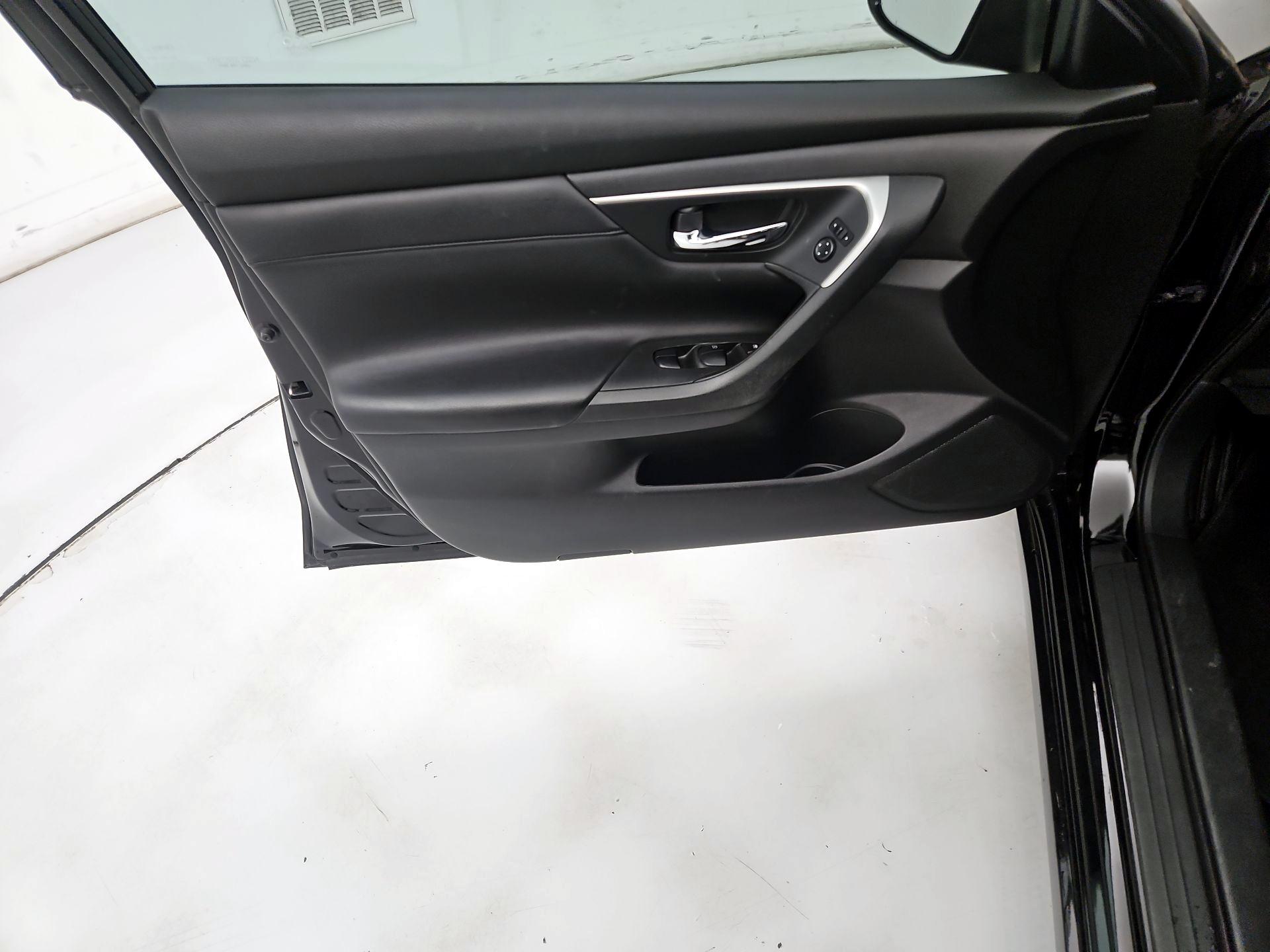 Thumbnail: 2015 Nissan Altima - 12