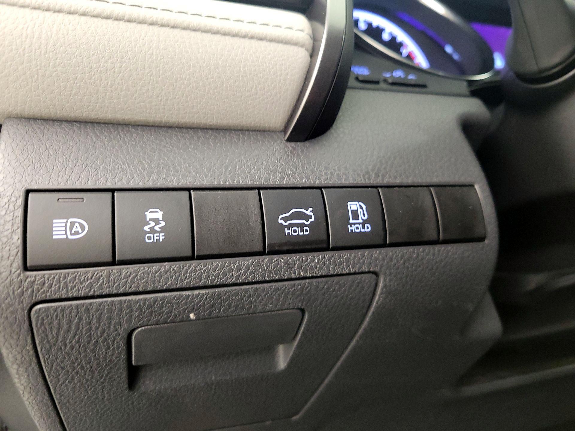 Thumbnail: 2019 Toyota Camry - 13