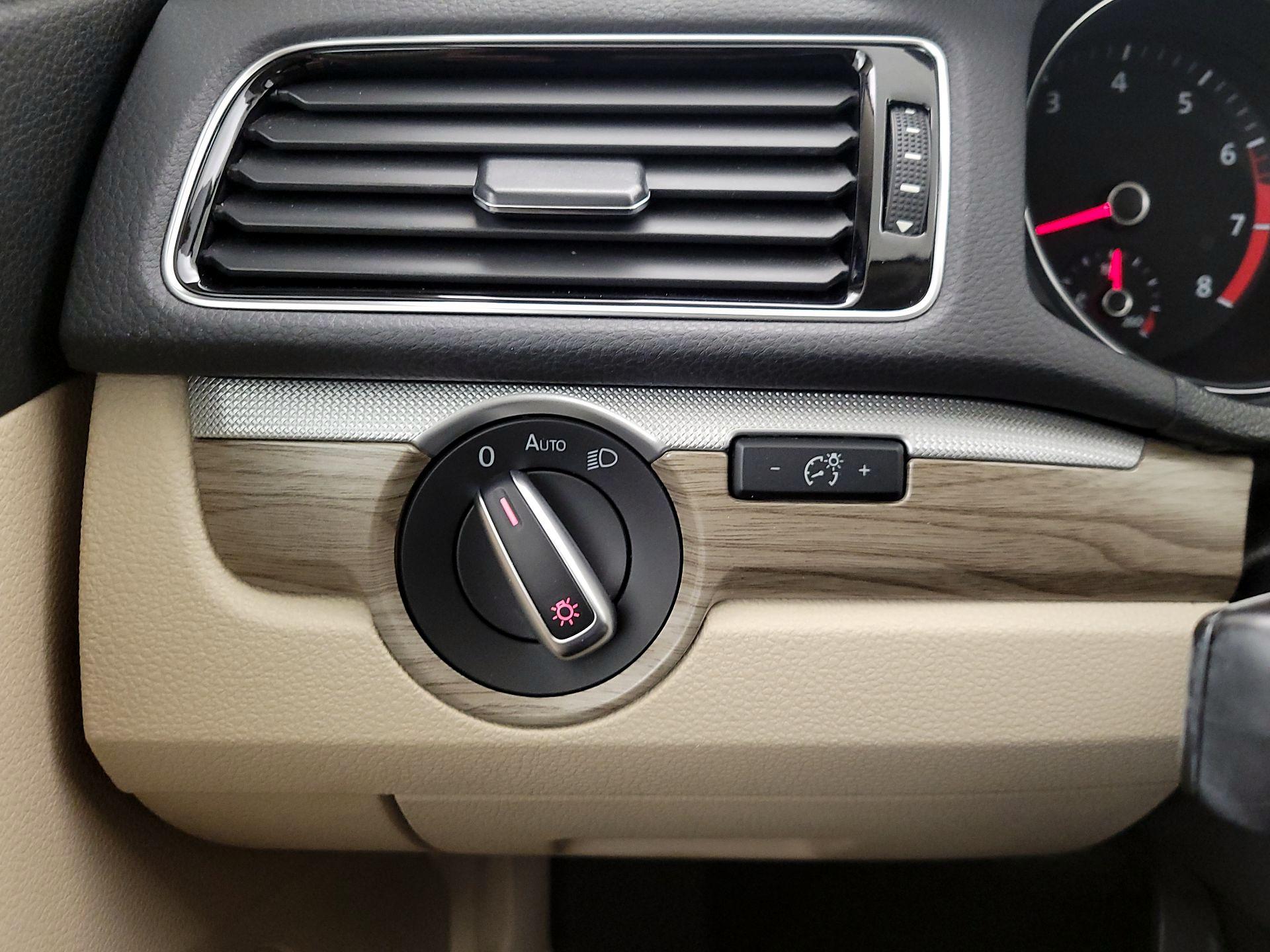 Thumbnail: 2017 Volkswagen Passat - 13