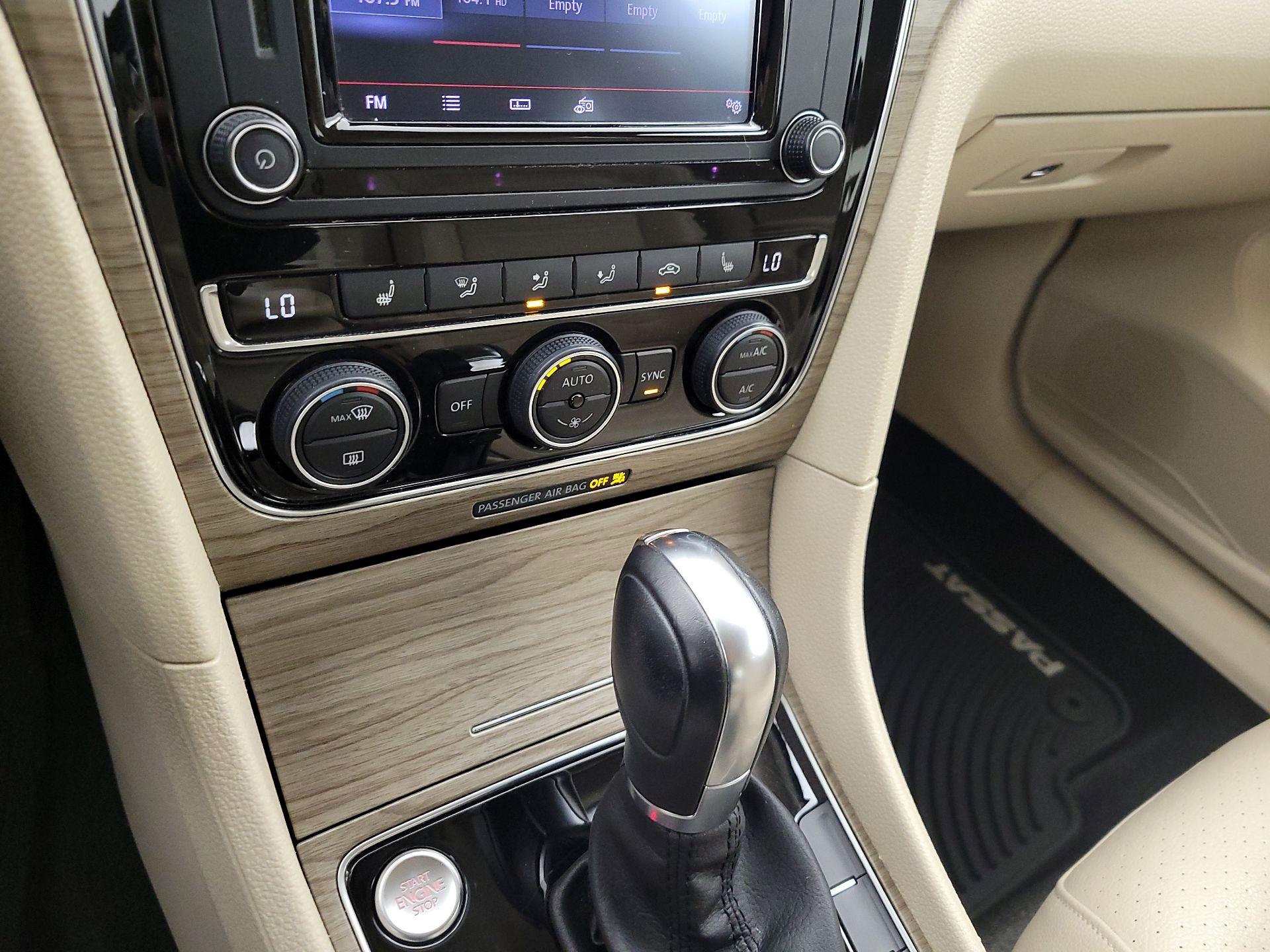 Thumbnail: 2017 Volkswagen Passat - 16