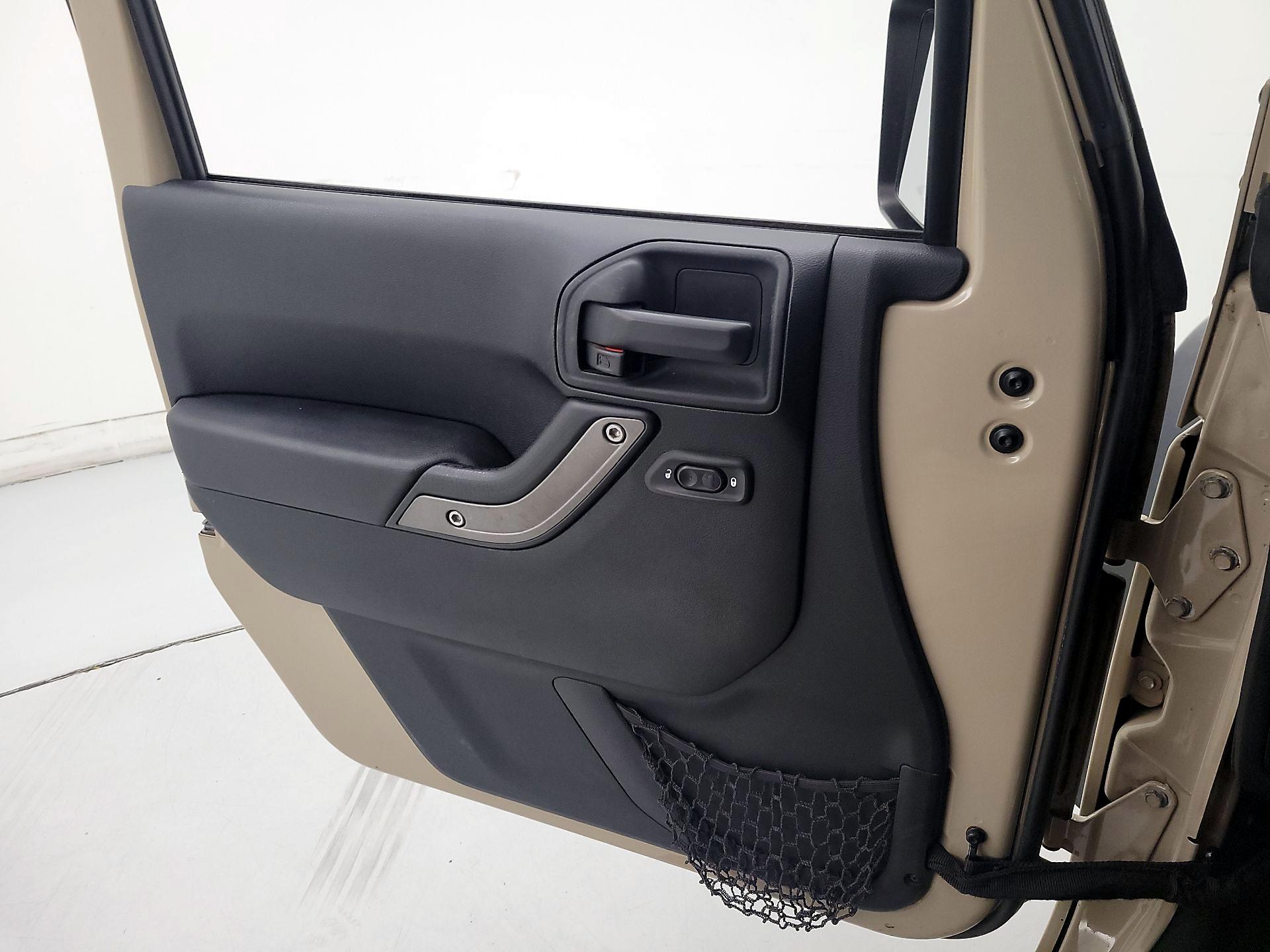 Thumbnail: 2016 Jeep Wrangler - 12