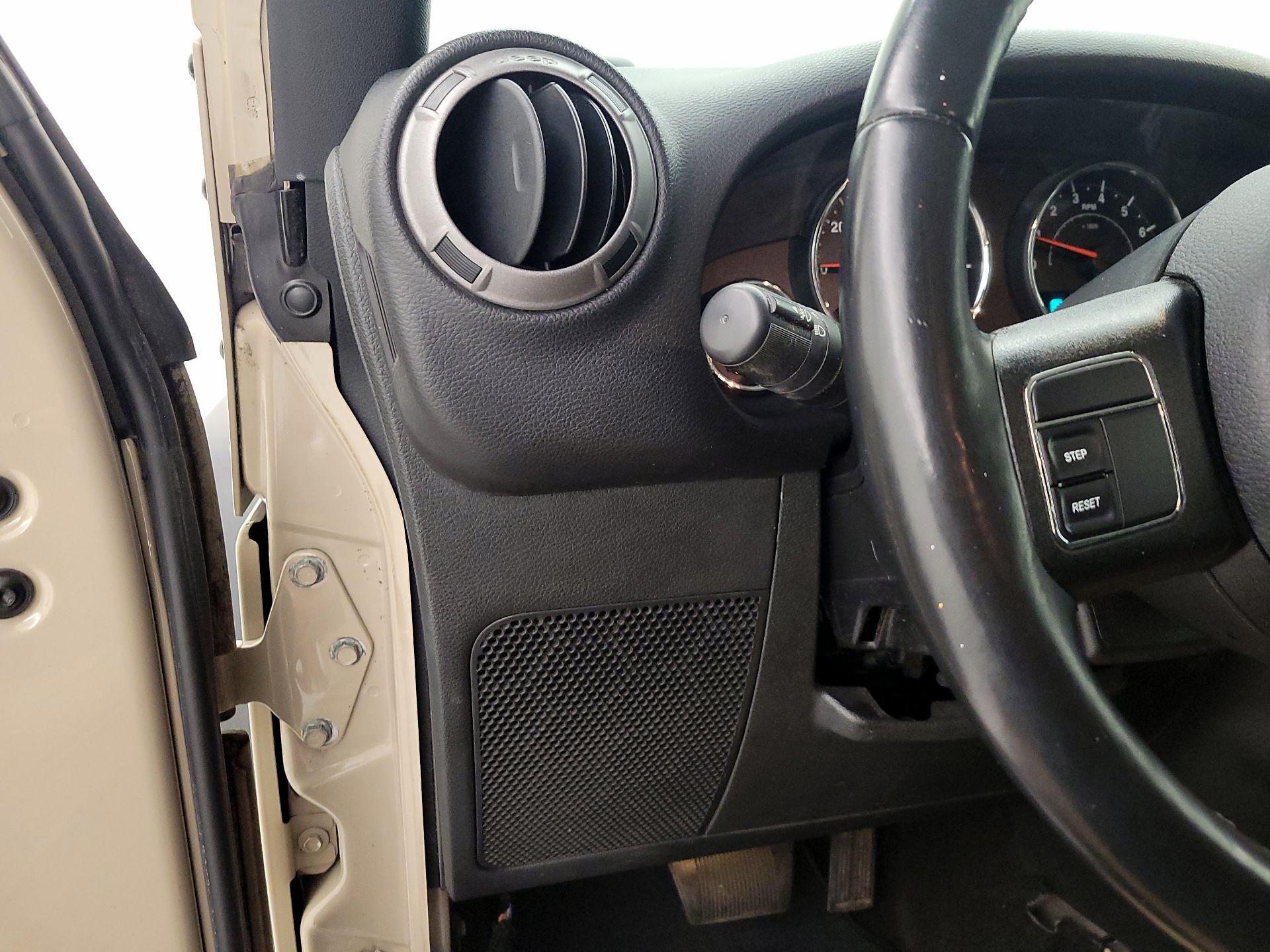 Thumbnail: 2016 Jeep Wrangler - 13