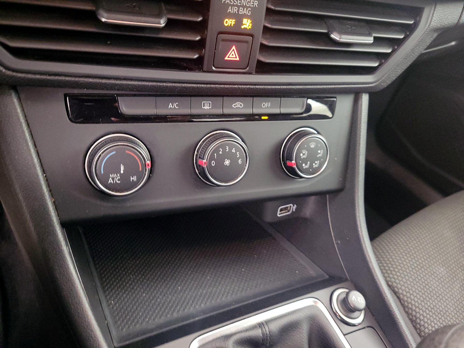 Thumbnail: 2019 Volkswagen Jetta - 16