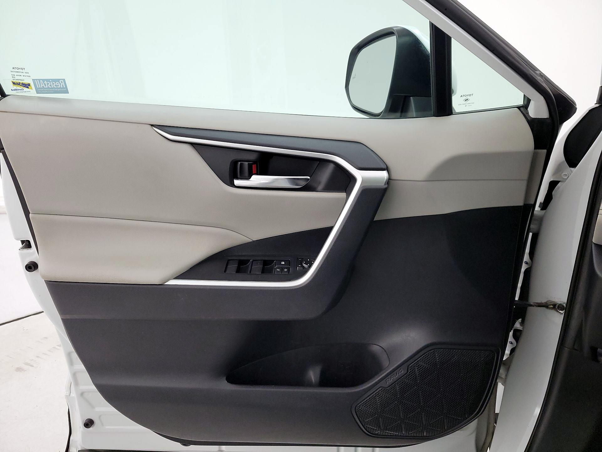 Thumbnail: 2019 Toyota RAV4 - 12