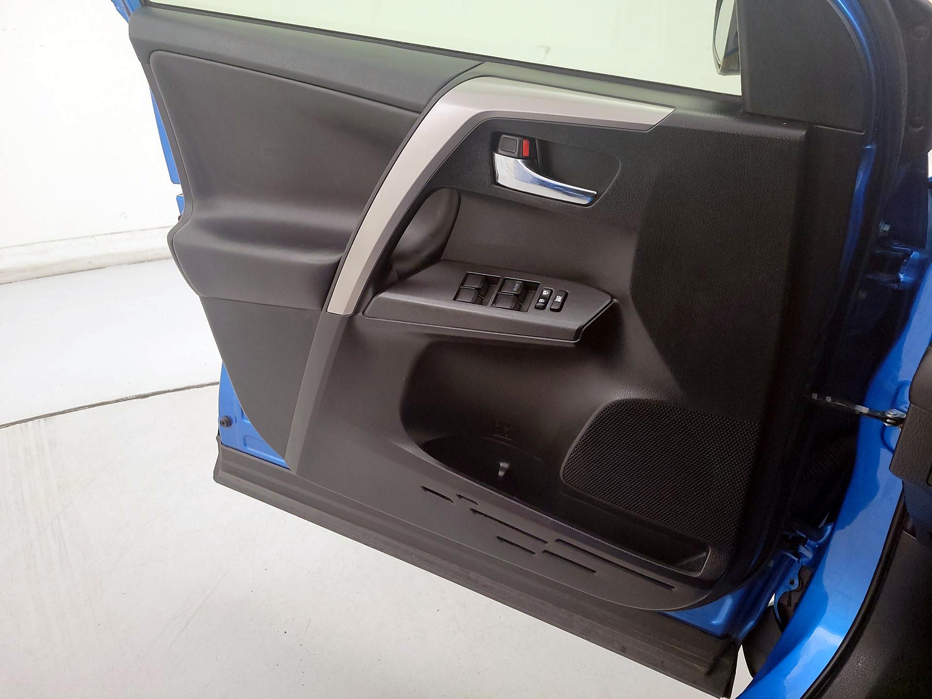 Thumbnail: 2018 Toyota RAV4 - 12