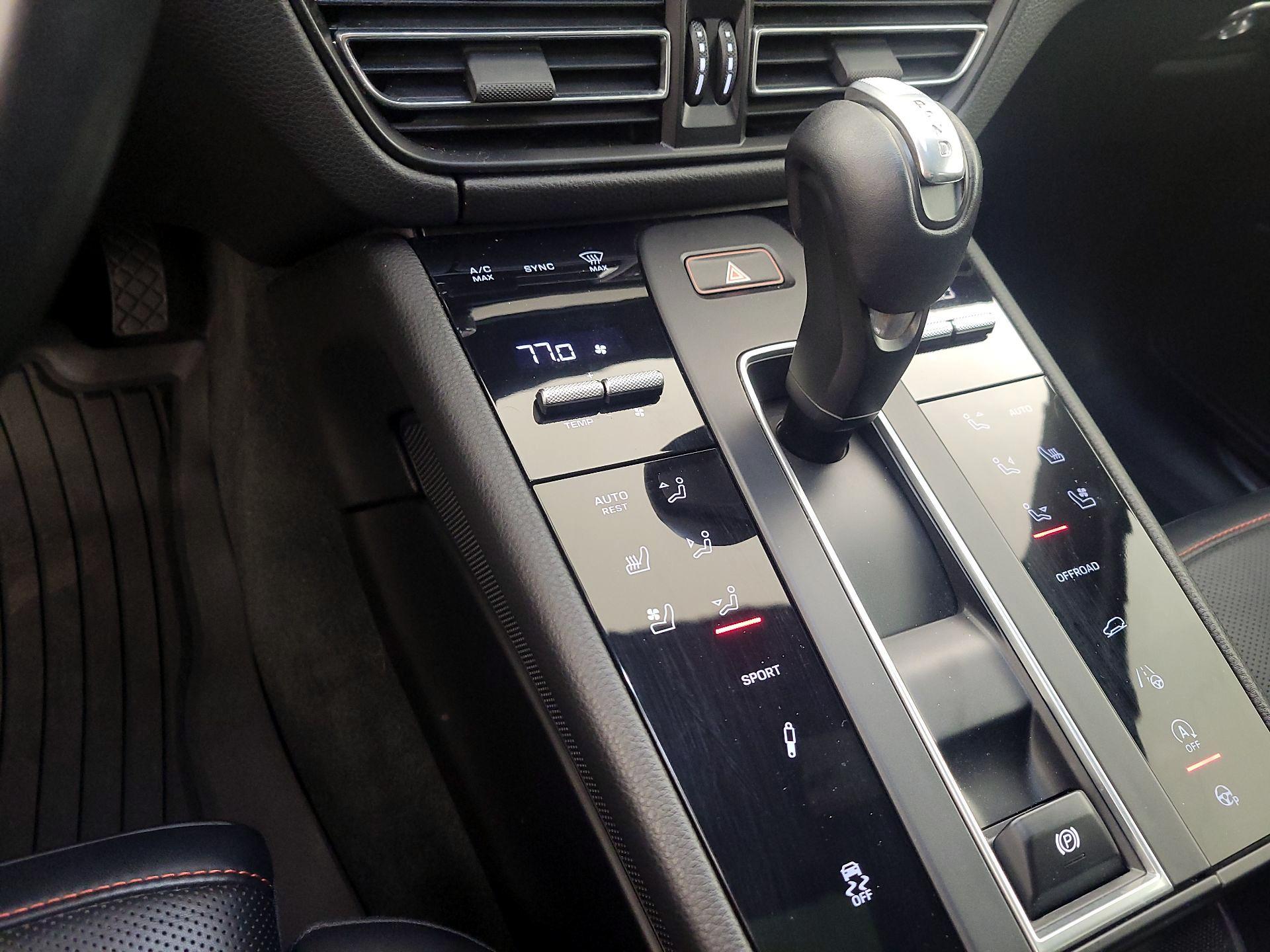 Thumbnail: 2022 Porsche Macan - 17