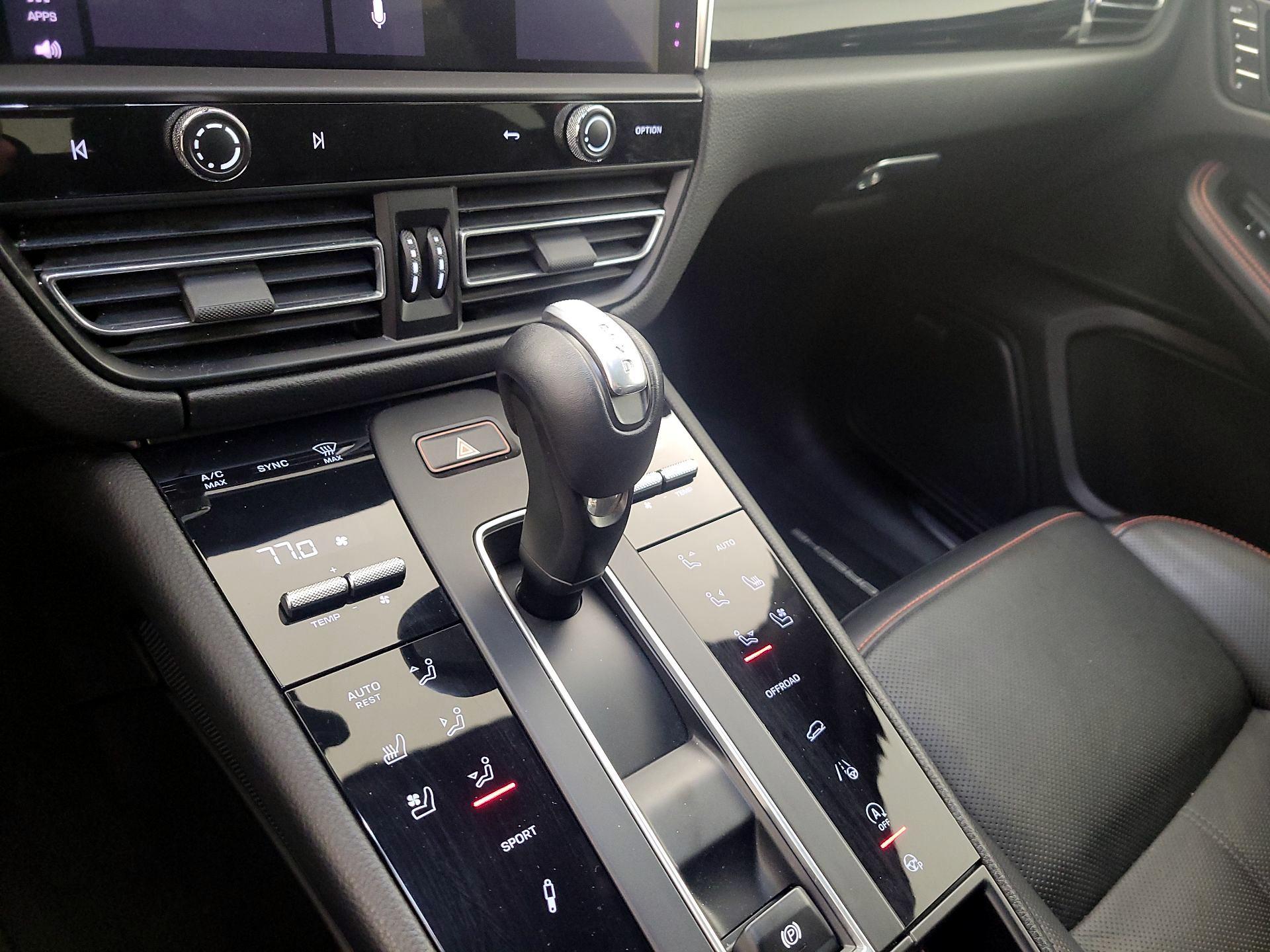 Thumbnail: 2022 Porsche Macan - 18