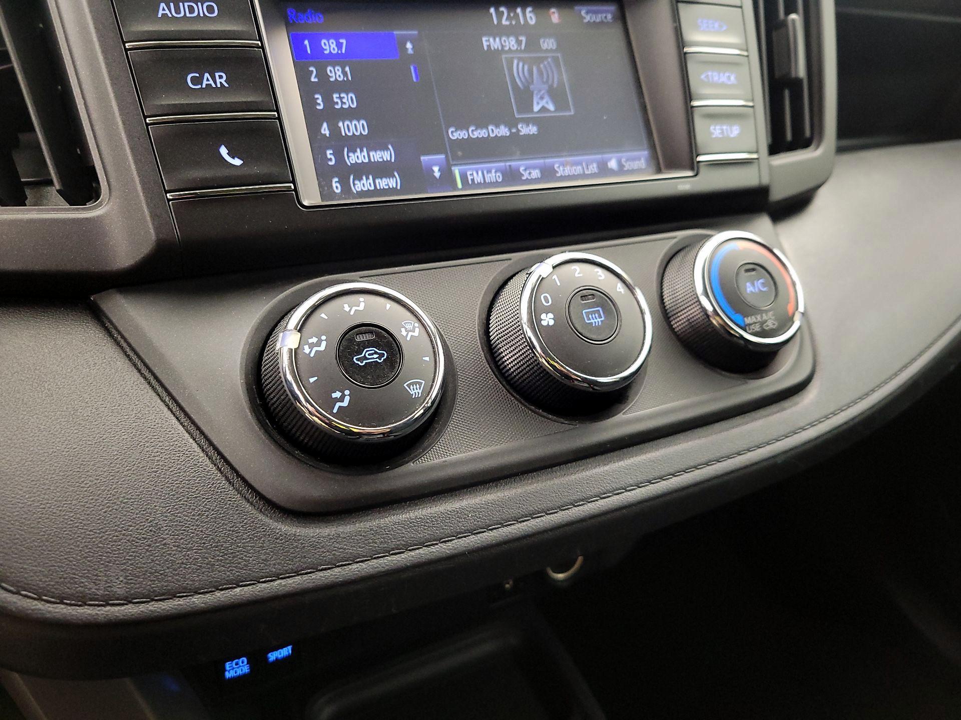 Thumbnail: 2016 Toyota RAV4 - 16