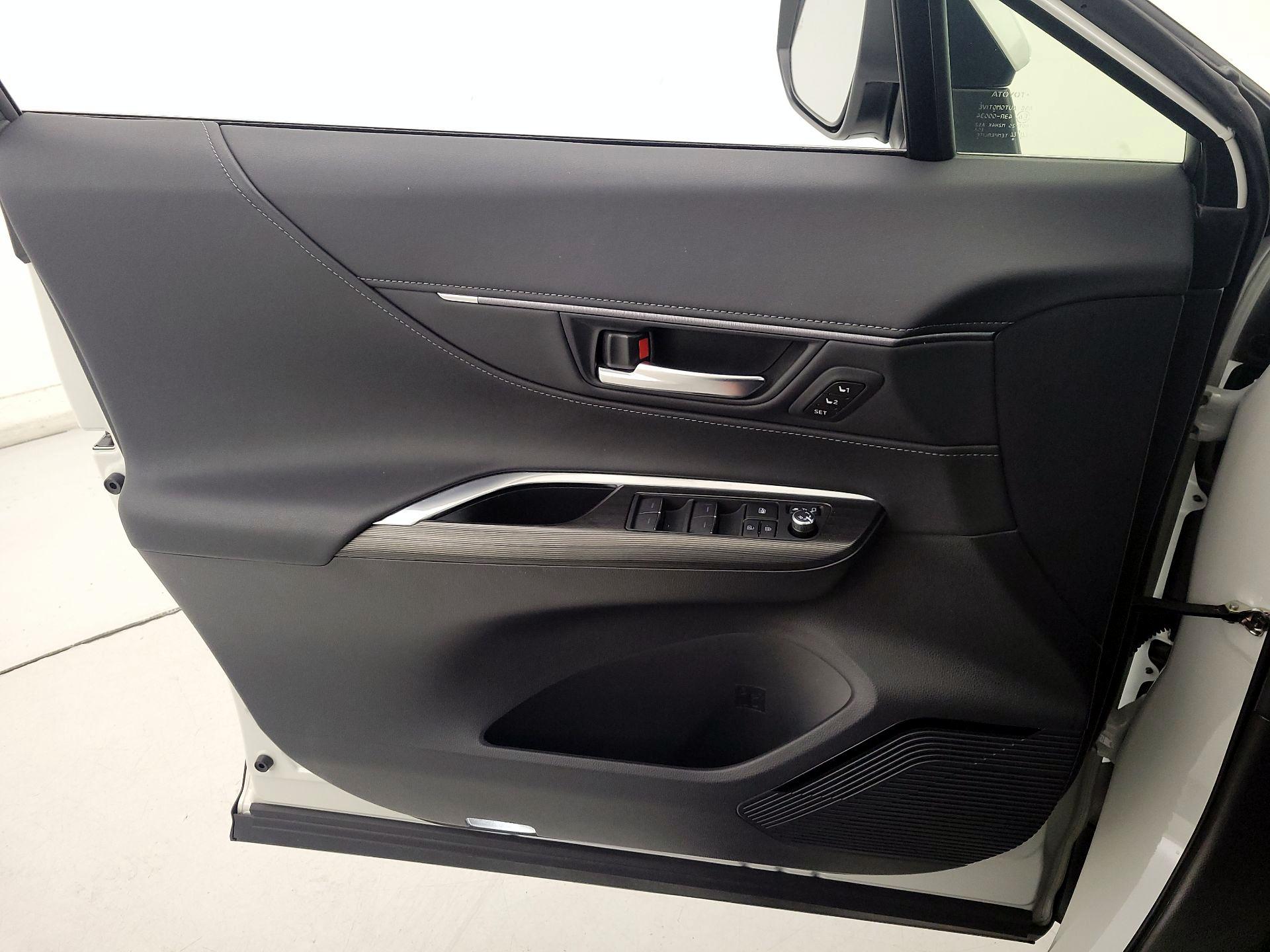 Thumbnail: 2021 Toyota Venza - 12