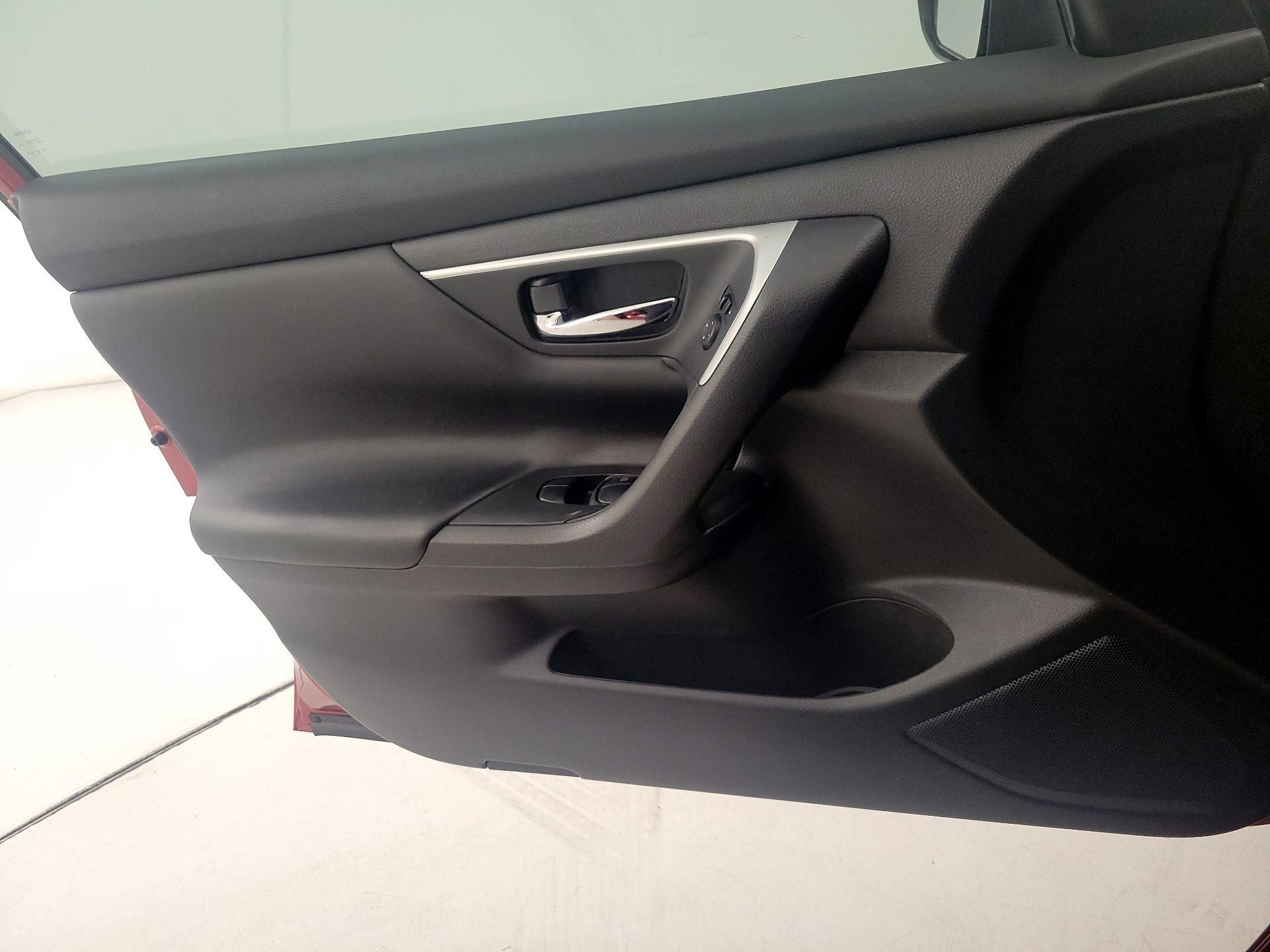 Thumbnail: 2016 Nissan Altima - 12