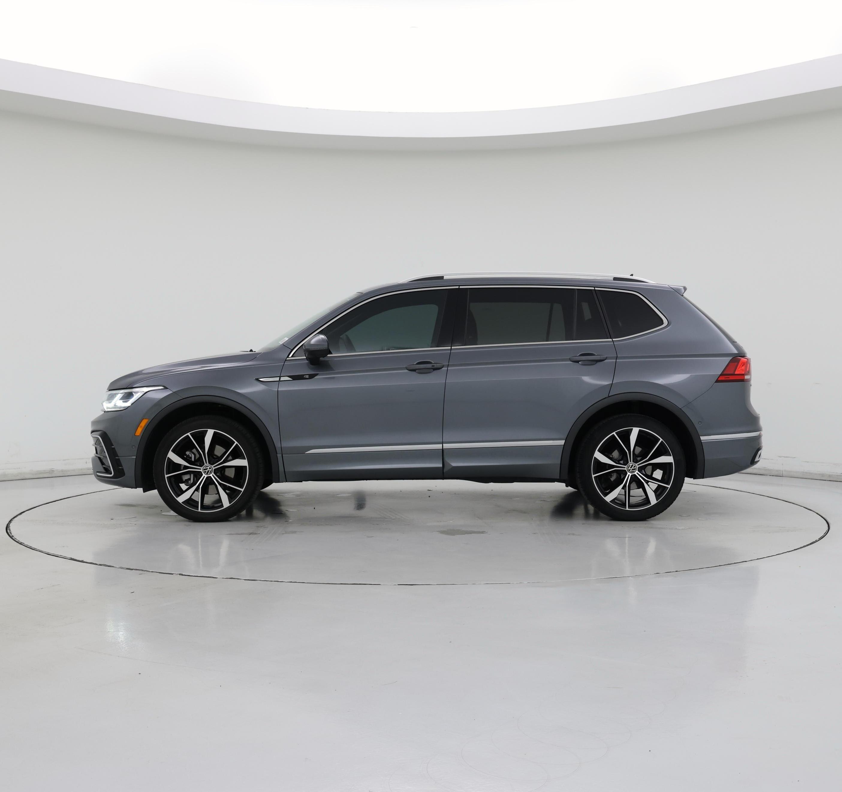 Thumbnail: 2022 Volkswagen Tiguan - 3