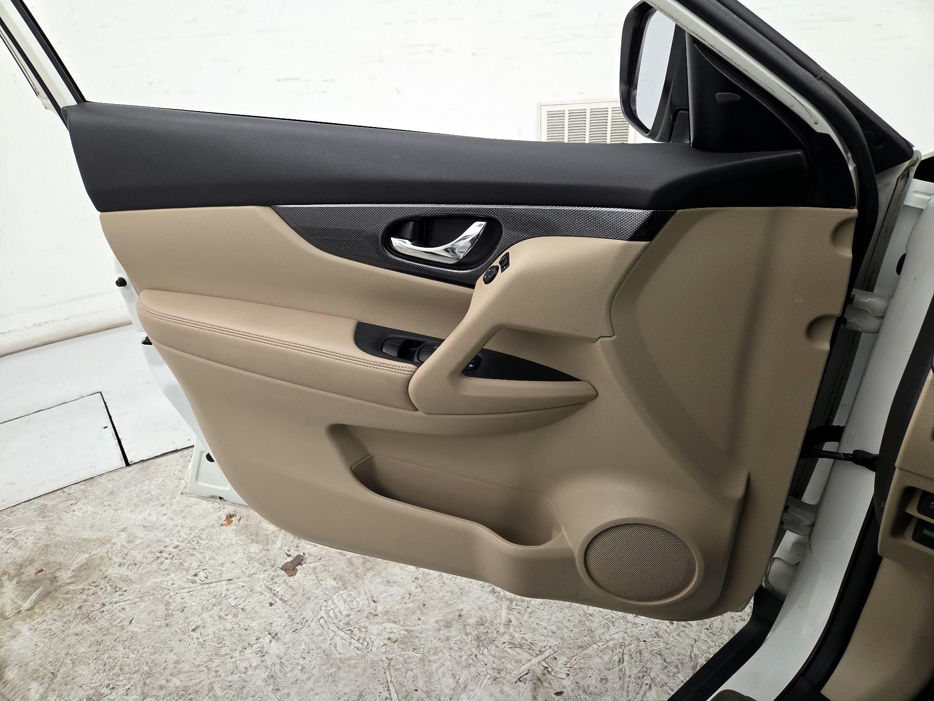 Thumbnail: 2016 Nissan Rogue - 12