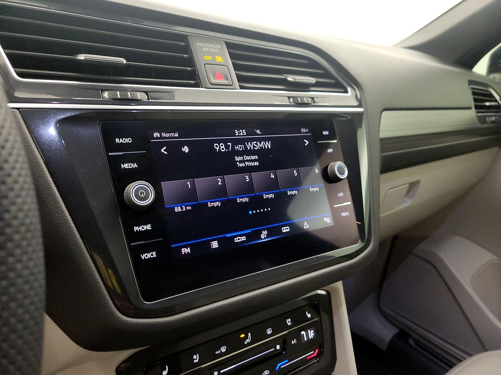 Thumbnail: 2022 Volkswagen Tiguan - 16