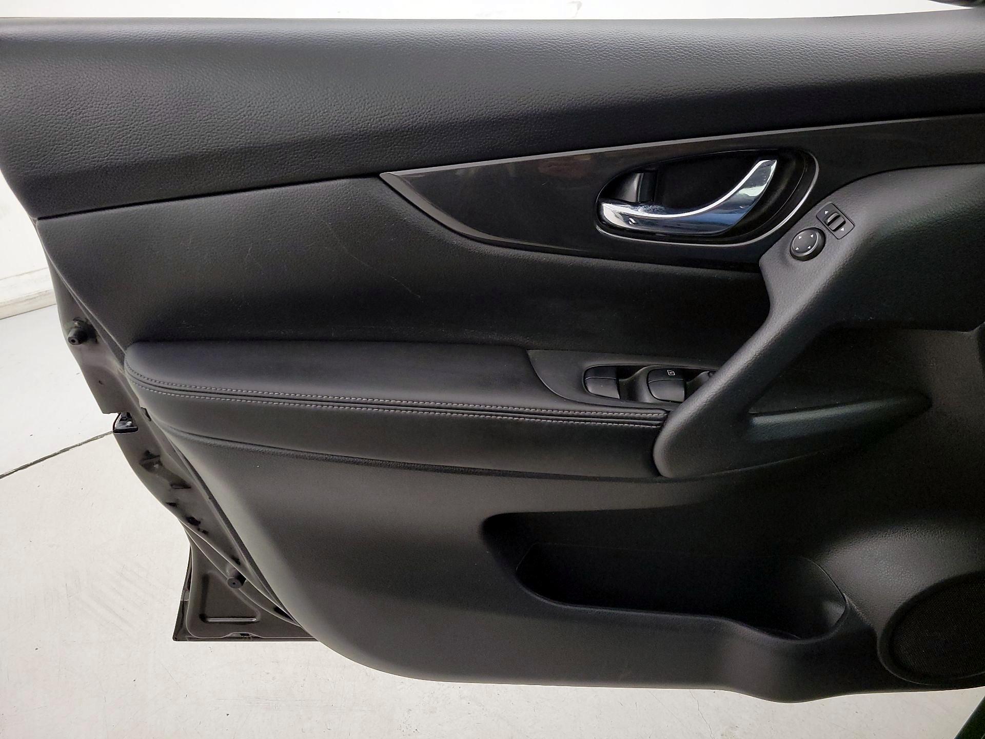 Thumbnail: 2017 Nissan Rogue - 12