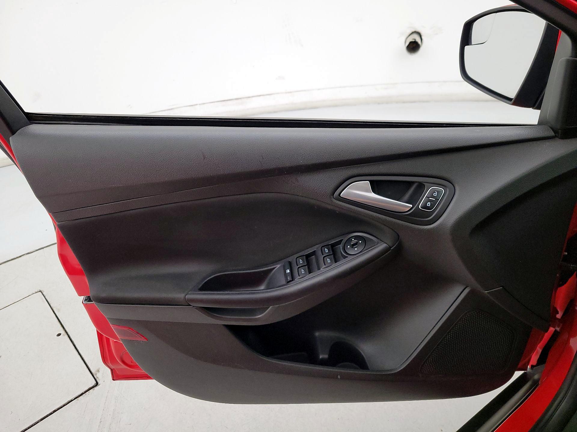 Thumbnail: 2016 Ford Focus - 12