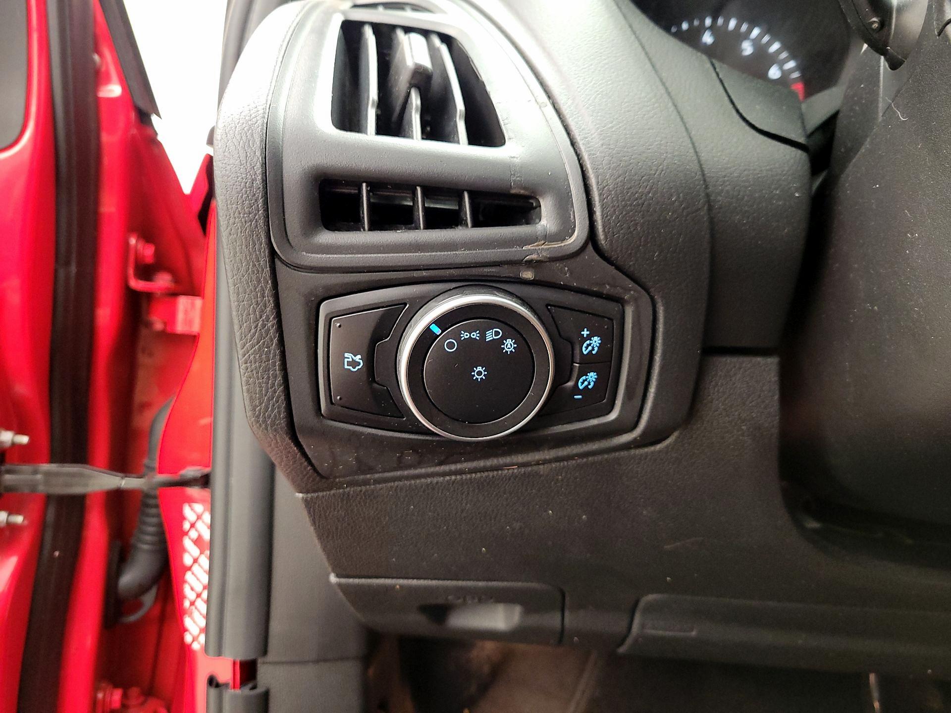 Thumbnail: 2016 Ford Focus - 13