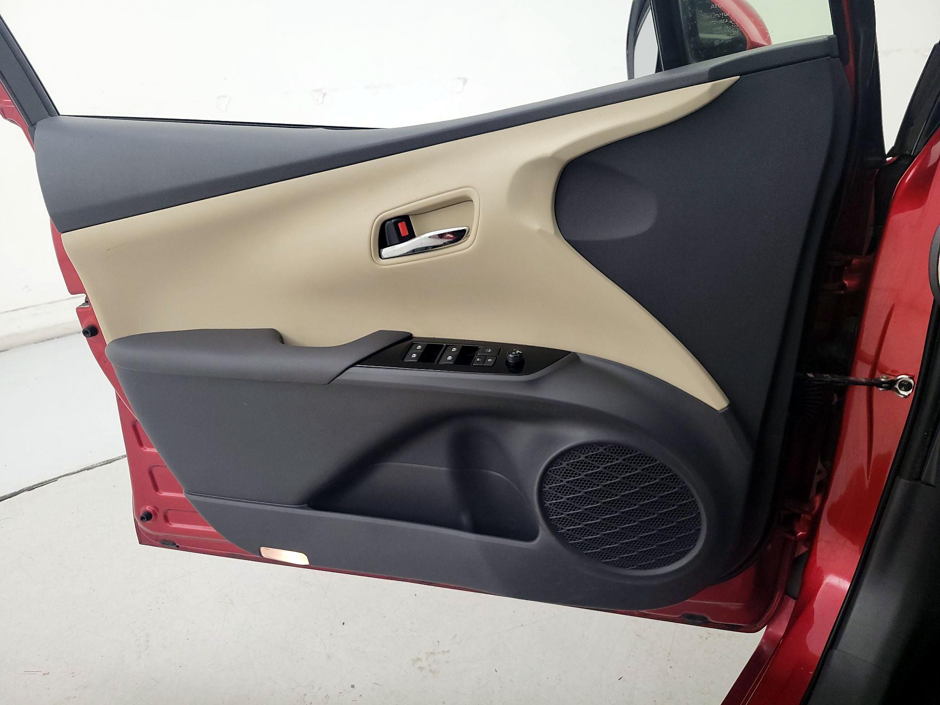 Thumbnail: 2016 Toyota Prius - 12