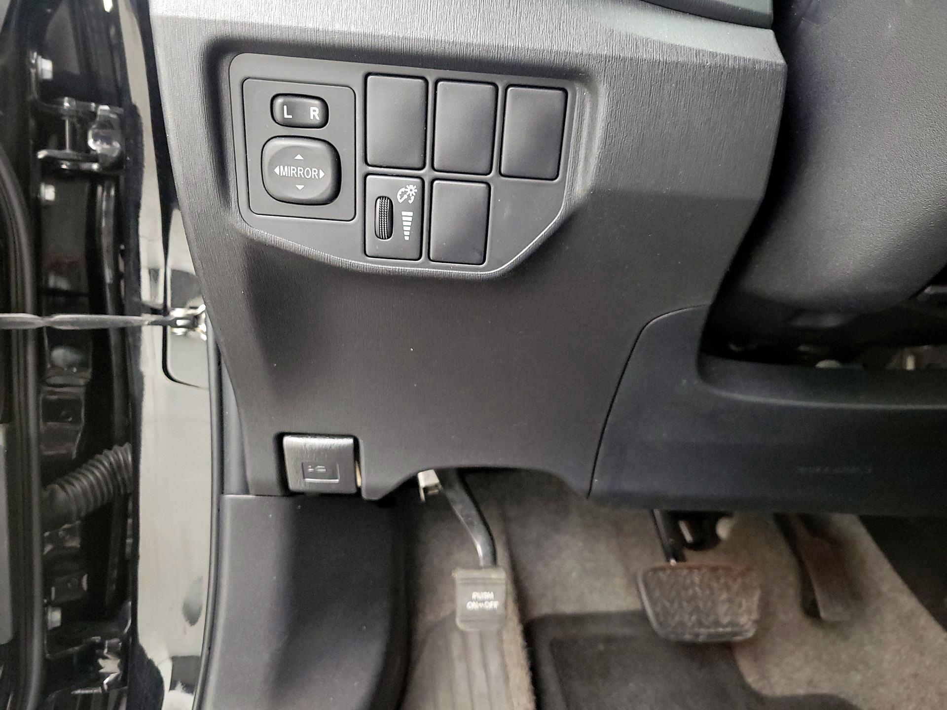 Thumbnail: 2015 Toyota Prius - 13