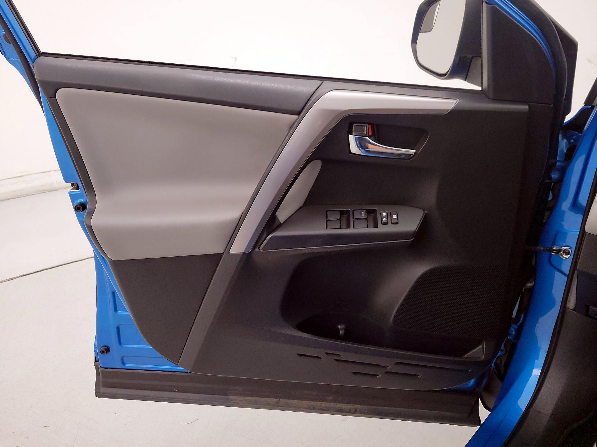 Thumbnail: 2016 Toyota RAV4 - 12