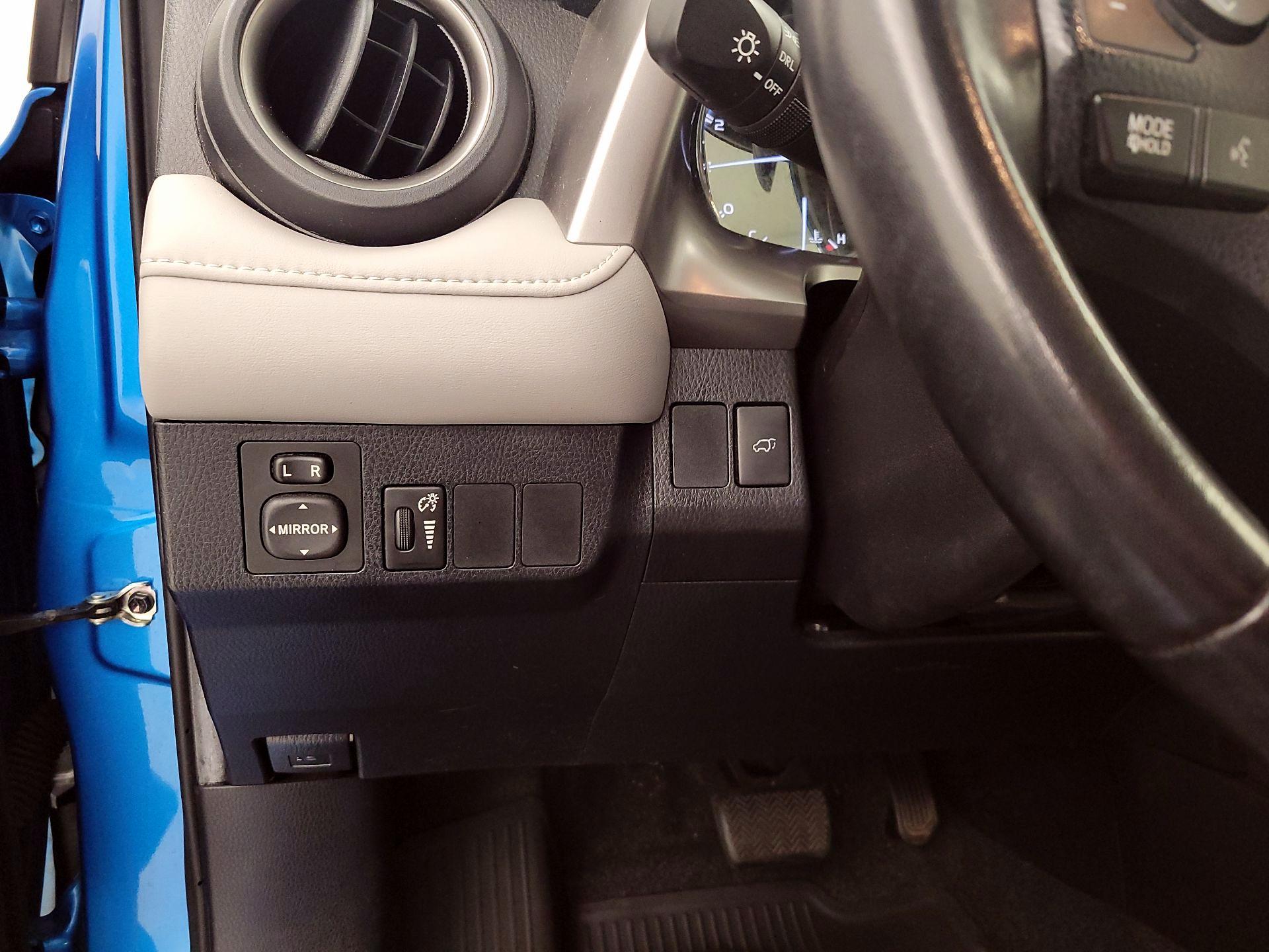 Thumbnail: 2016 Toyota RAV4 - 13