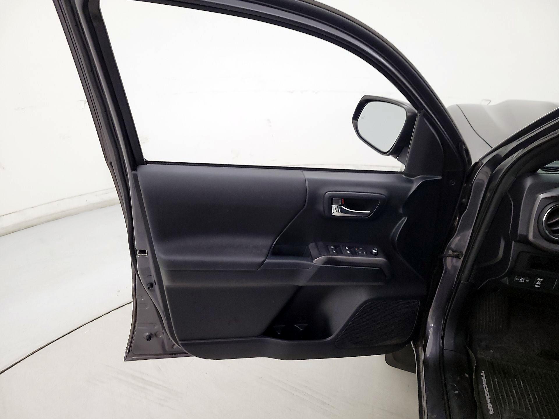 Thumbnail: 2016 Toyota Tacoma - 12