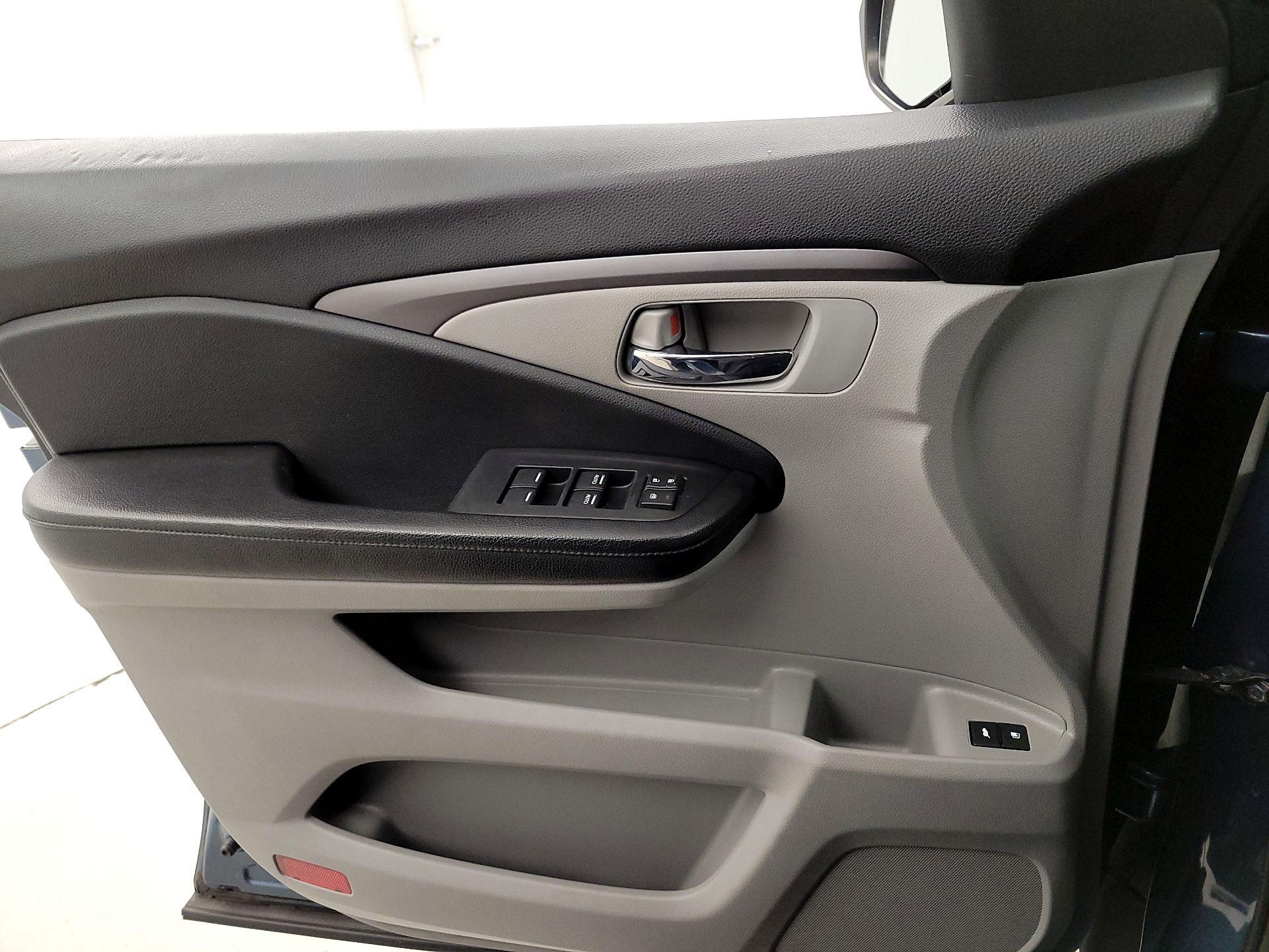 Thumbnail: 2017 Honda Pilot - 12