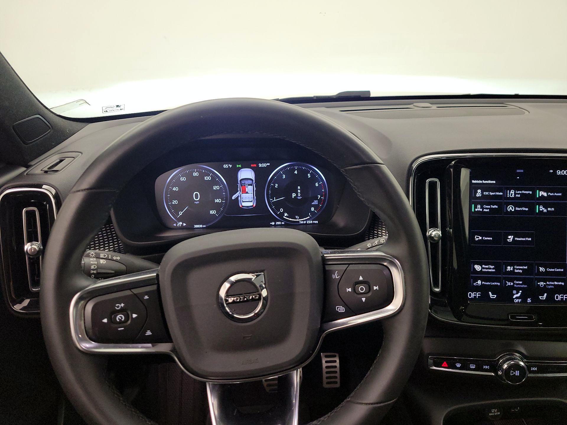 Thumbnail: 2022 Volvo XC40 - 10