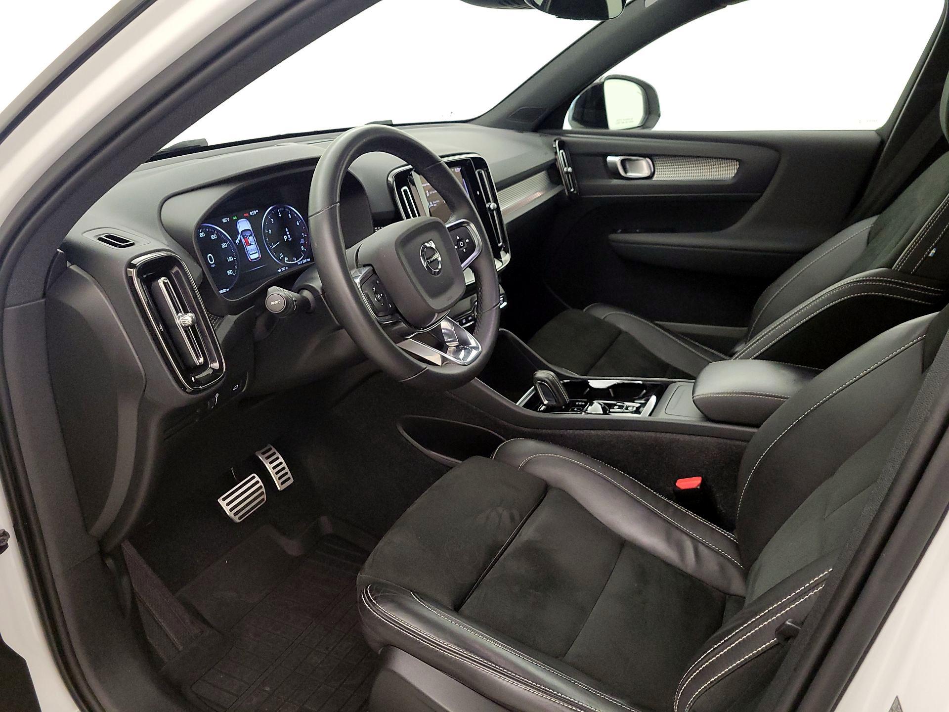 Thumbnail: 2022 Volvo XC40 - 11