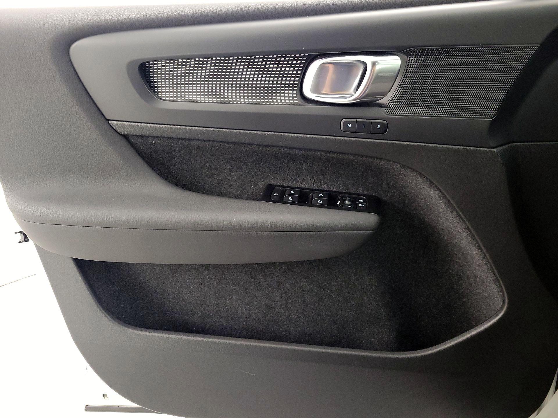 Thumbnail: 2022 Volvo XC40 - 12