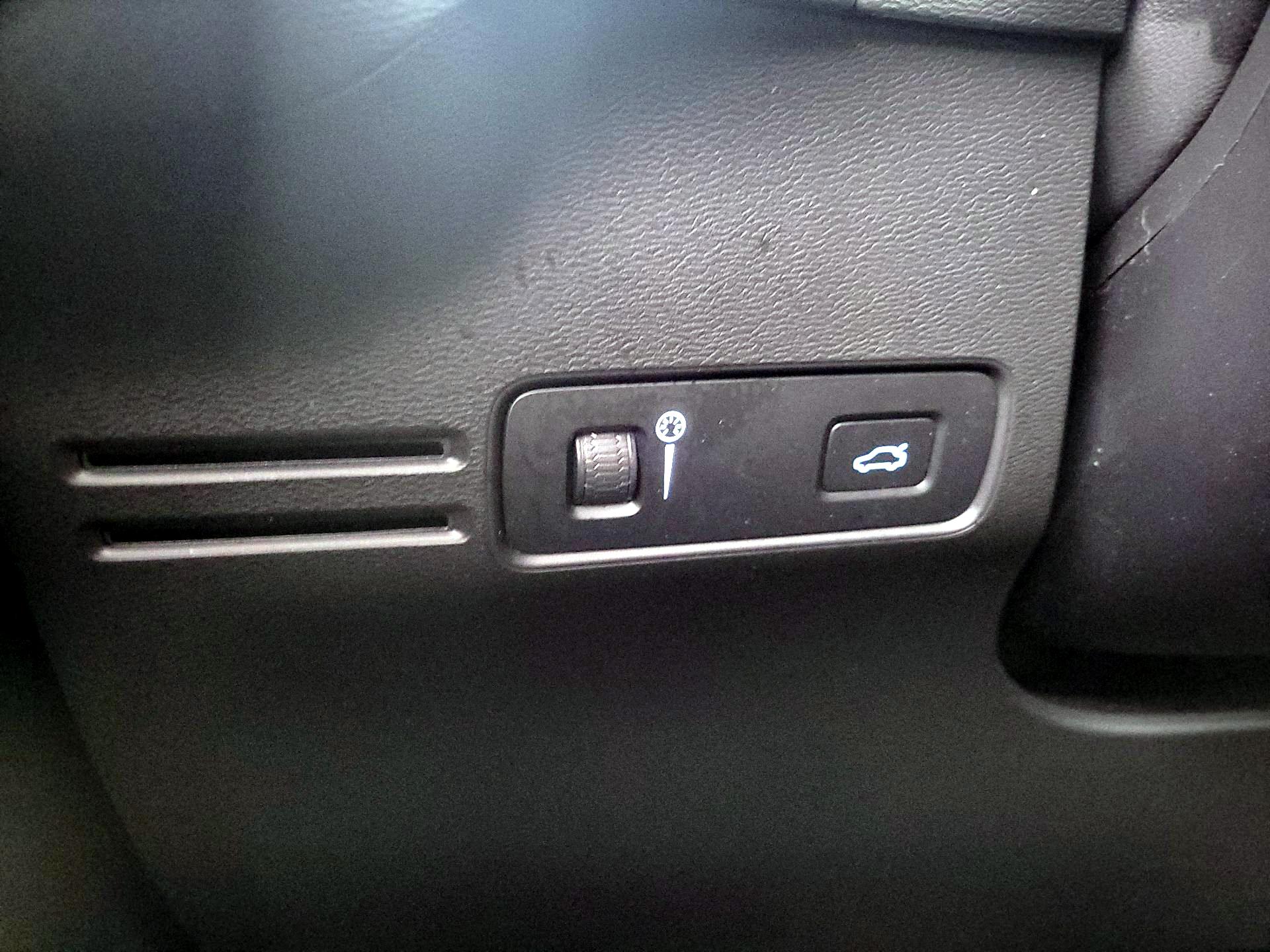 Thumbnail: 2022 Volvo XC40 - 13