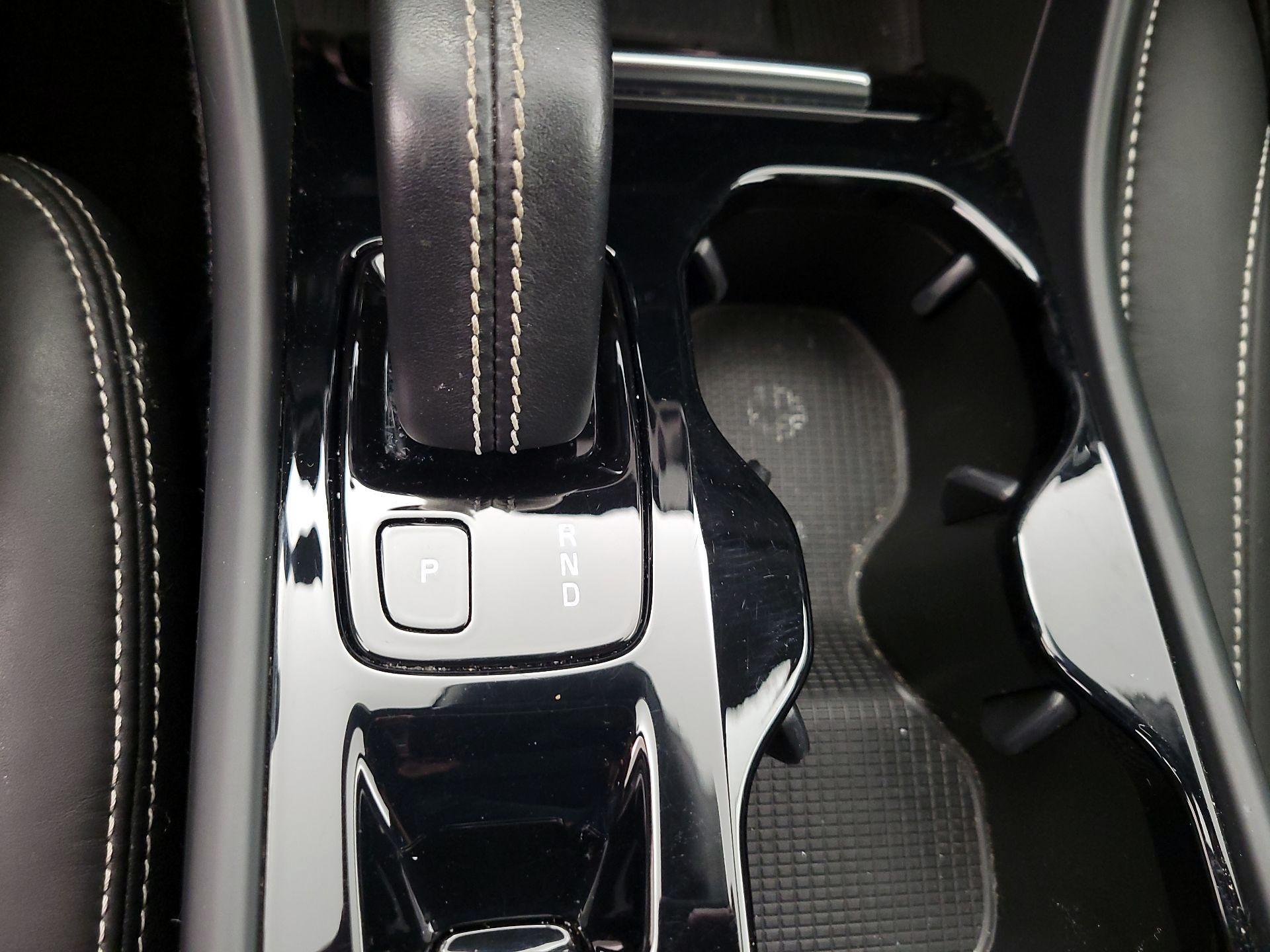 Thumbnail: 2022 Volvo XC40 - 17