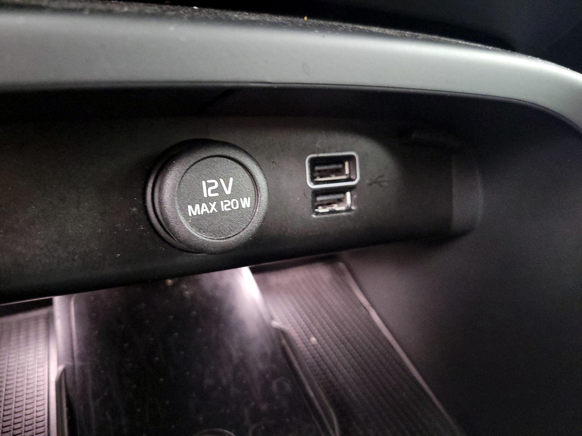 Thumbnail: 2022 Volvo XC40 - 18