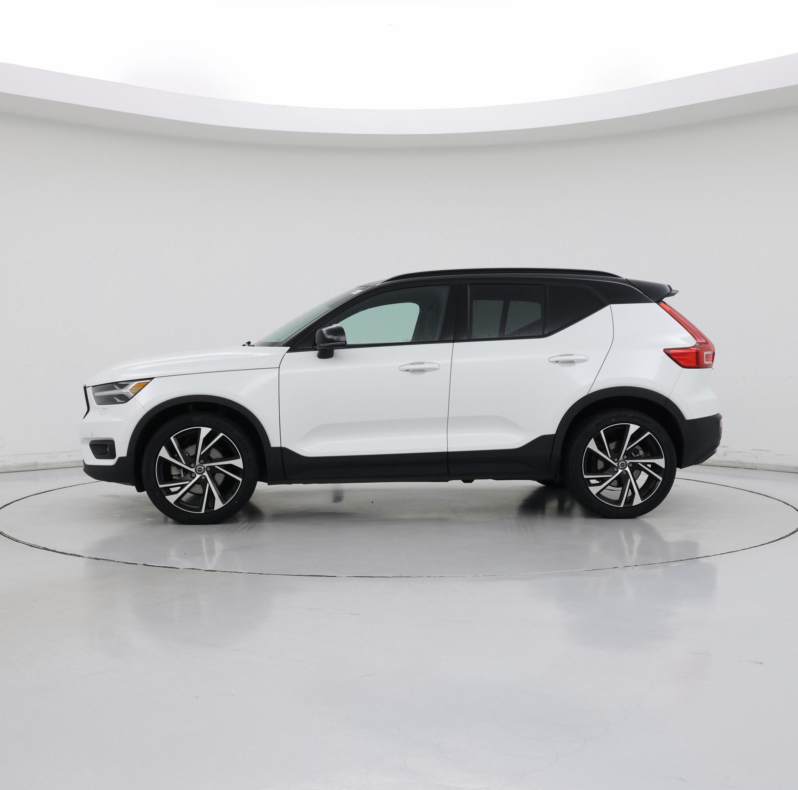 Thumbnail: 2022 Volvo XC40 - 3